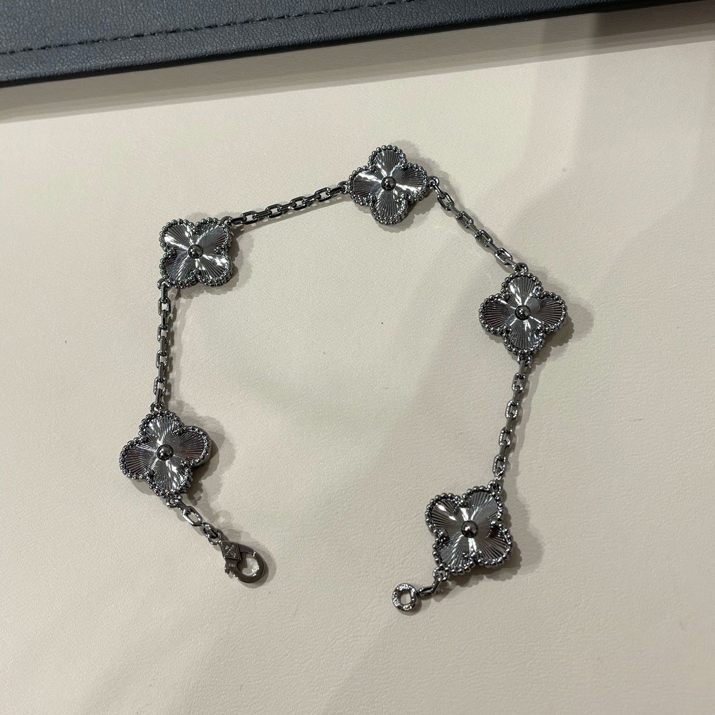 [Olivia JW]CLOVER 5 MOTIF BLACK BRACELET