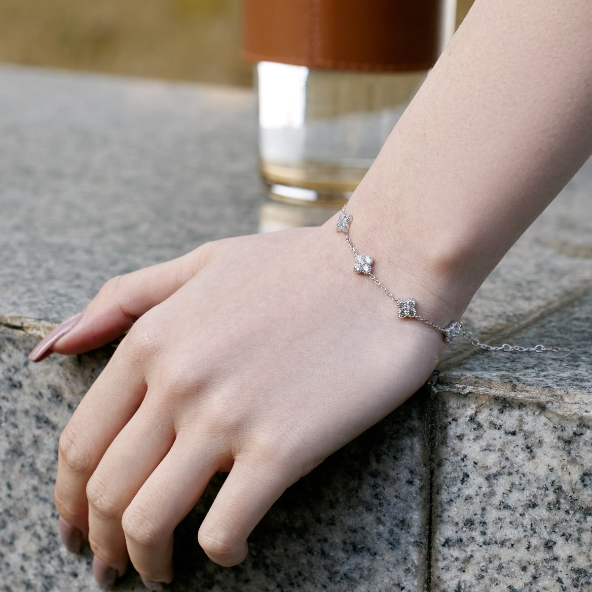 [Elitejewels]Vierblättriges Kleeblatt-Armband mit hohlem Schmetterling