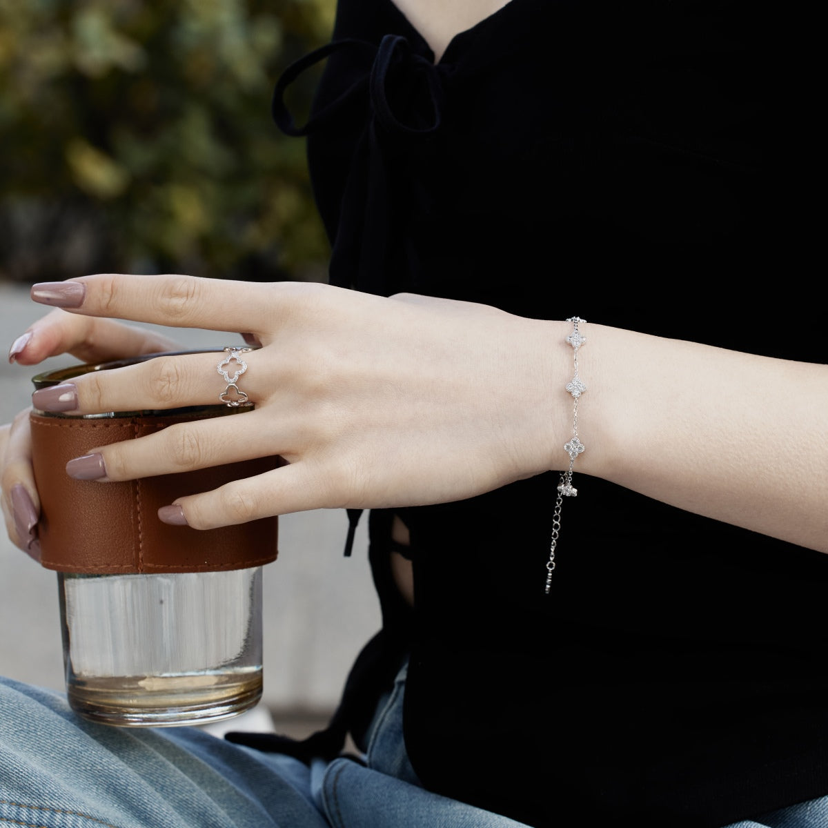 [Elitejewels]Vierblättriges Kleeblatt-Armband mit hohlem Schmetterling