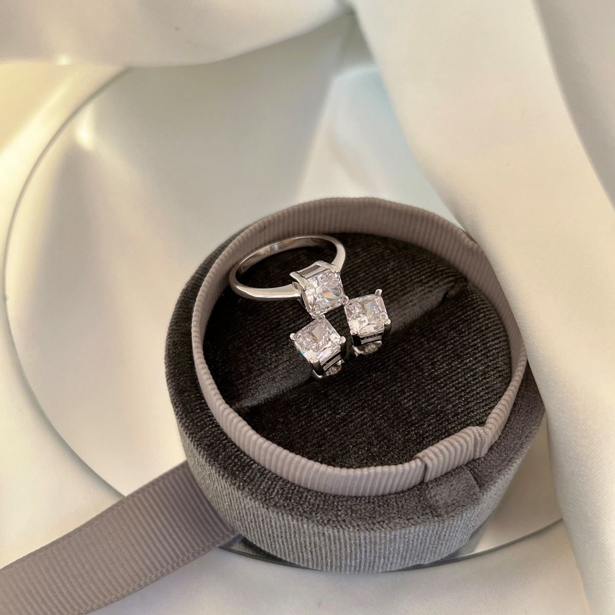 [Elitejewels]1.0カラットの輝くプリンセスカットウェディングイヤリング