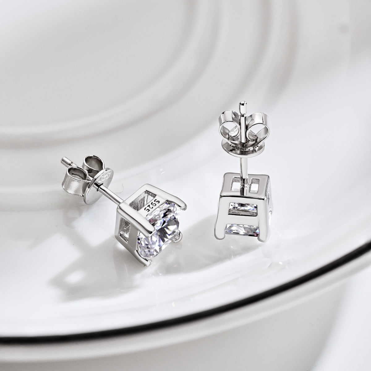[Elitejewels]1.0カラットの輝くプリンセスカットウェディングイヤリング
