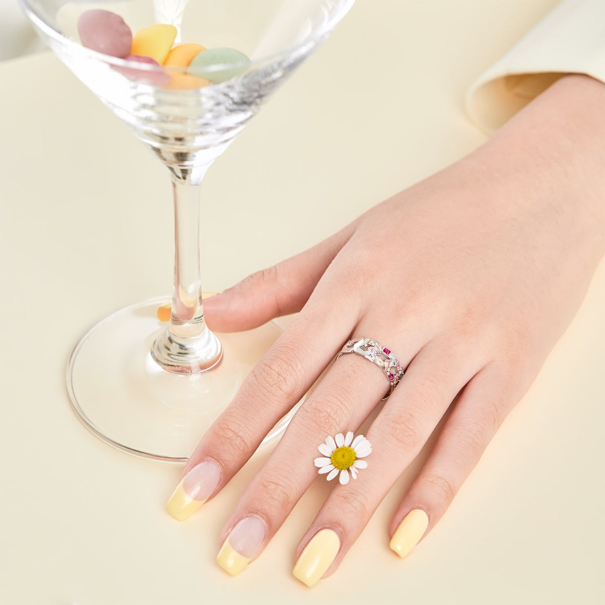 [Elitejewels]輝く鮮やかなエメラルドカットのデイリーリング