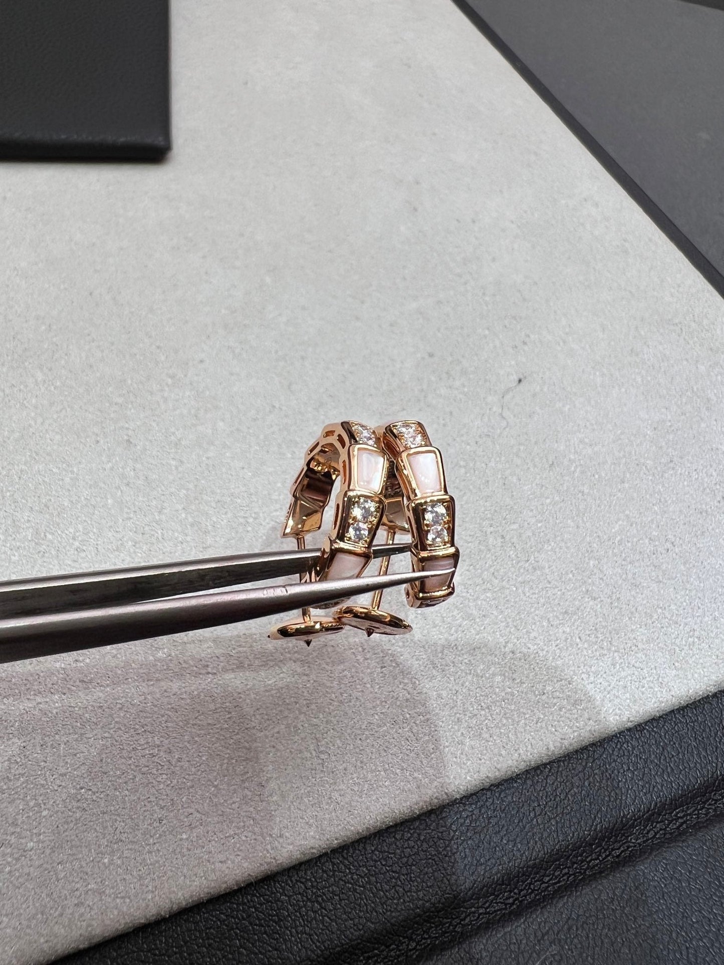 [Olivia Jewelry]SERPENTI MOP PINK GOLD EARRINGS