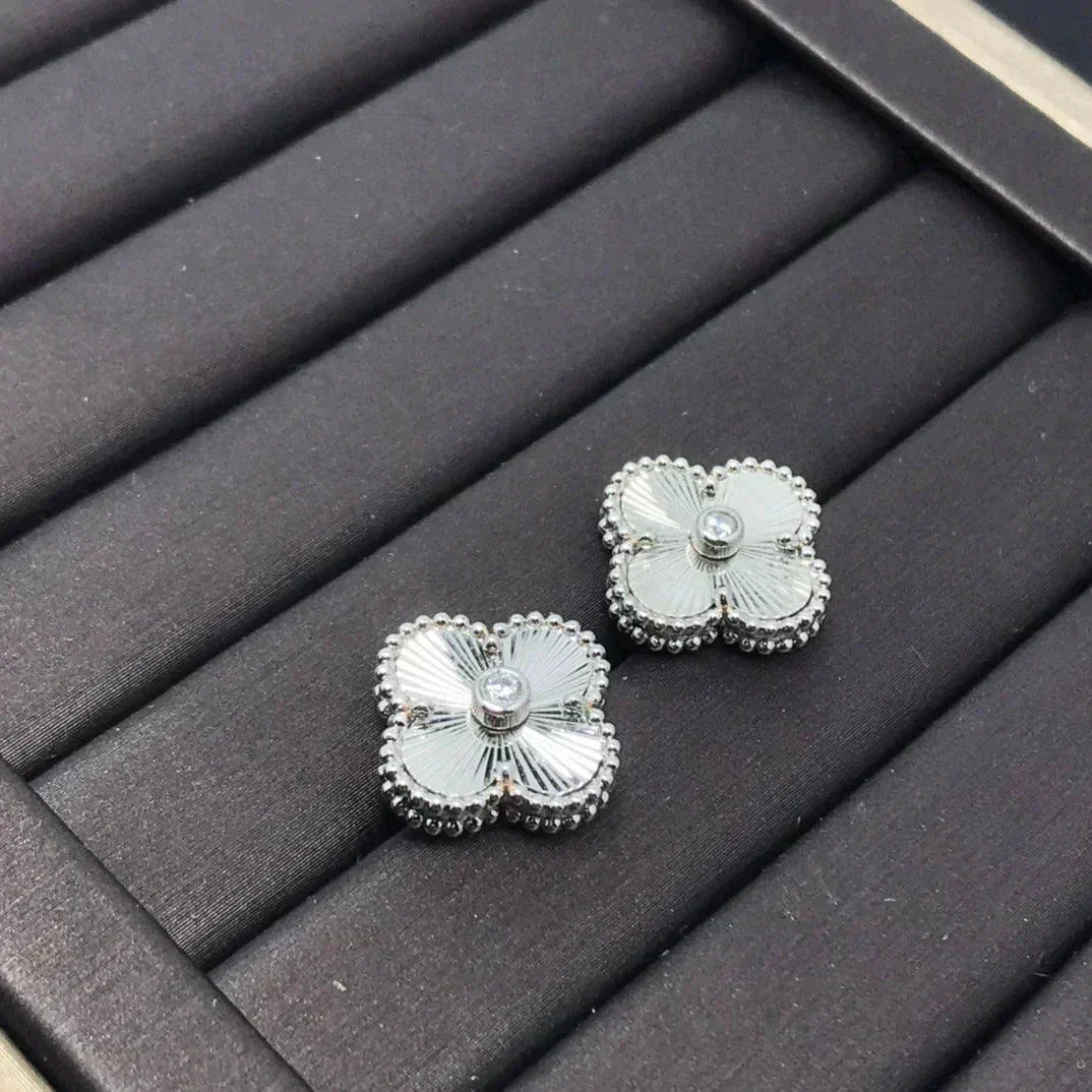 [Olivia Jewelry]CLOVER MINI 9.5MM LASER EARRINGS