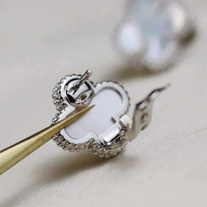 [Olivia Jewelry]CLOVER MEDIUM 1 MOTIFS  WHITE MOP EARRINGS SILVER