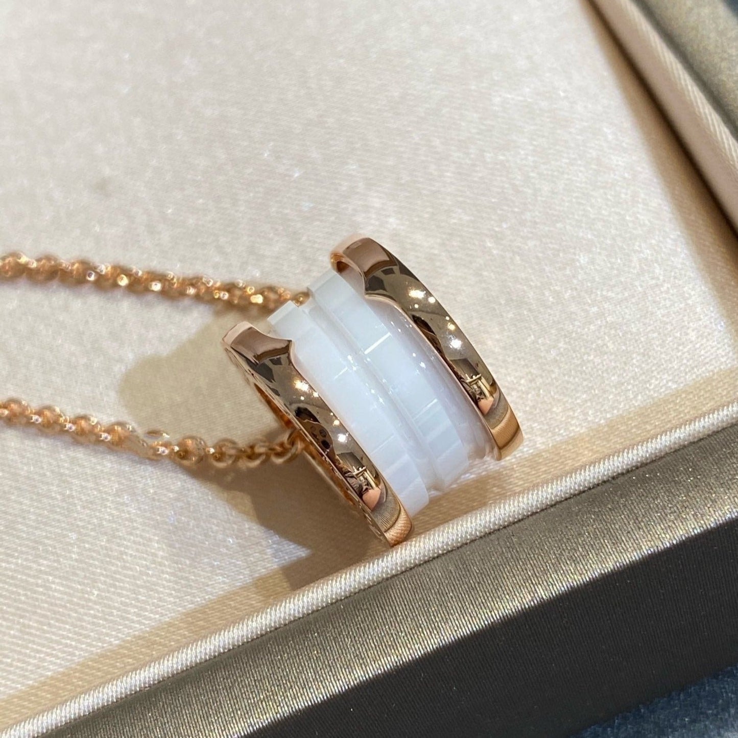 [AURORA]ZERO 1 WHITE CERAMIC PINK GOLD NECKLACE