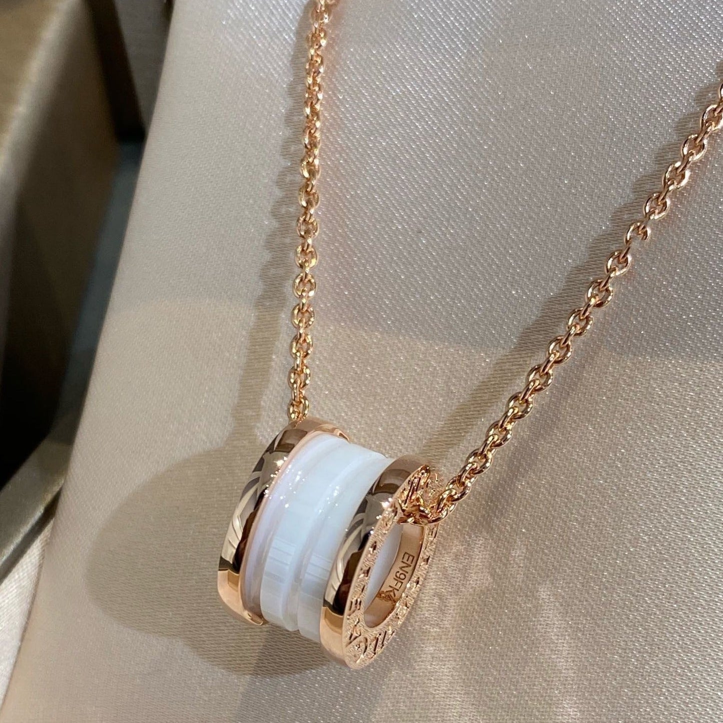 [OLIVIA]ZERO 1 WHITE CERAMIC PINK GOLD NECKLACE