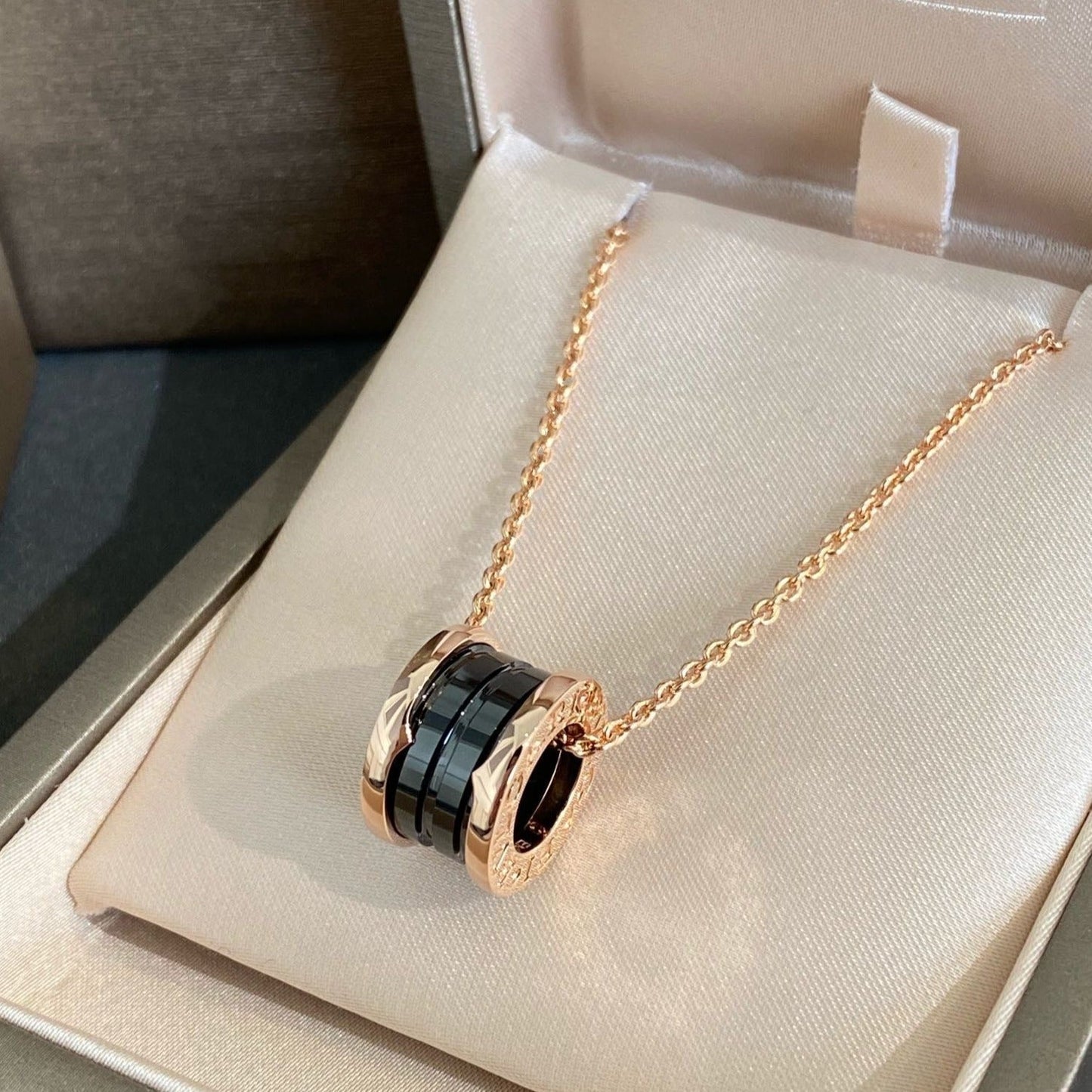 [OLIVIA]ZERO 1 BLACK CERAMIC PINK GOLD NECKLACE