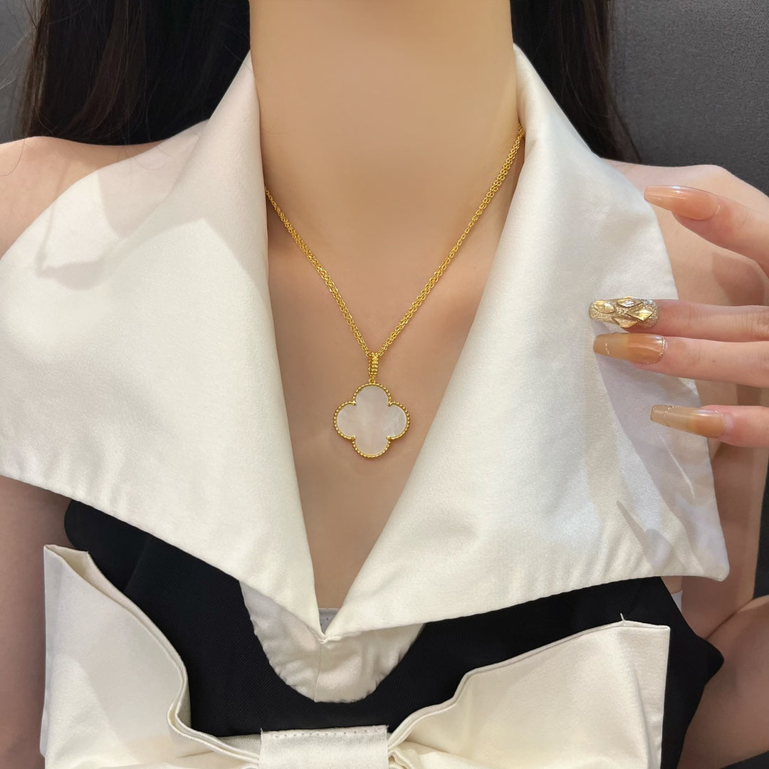 [Olivia Jewelry]CLOVER 25MM MOP LARGE PENDANT NECKLACE