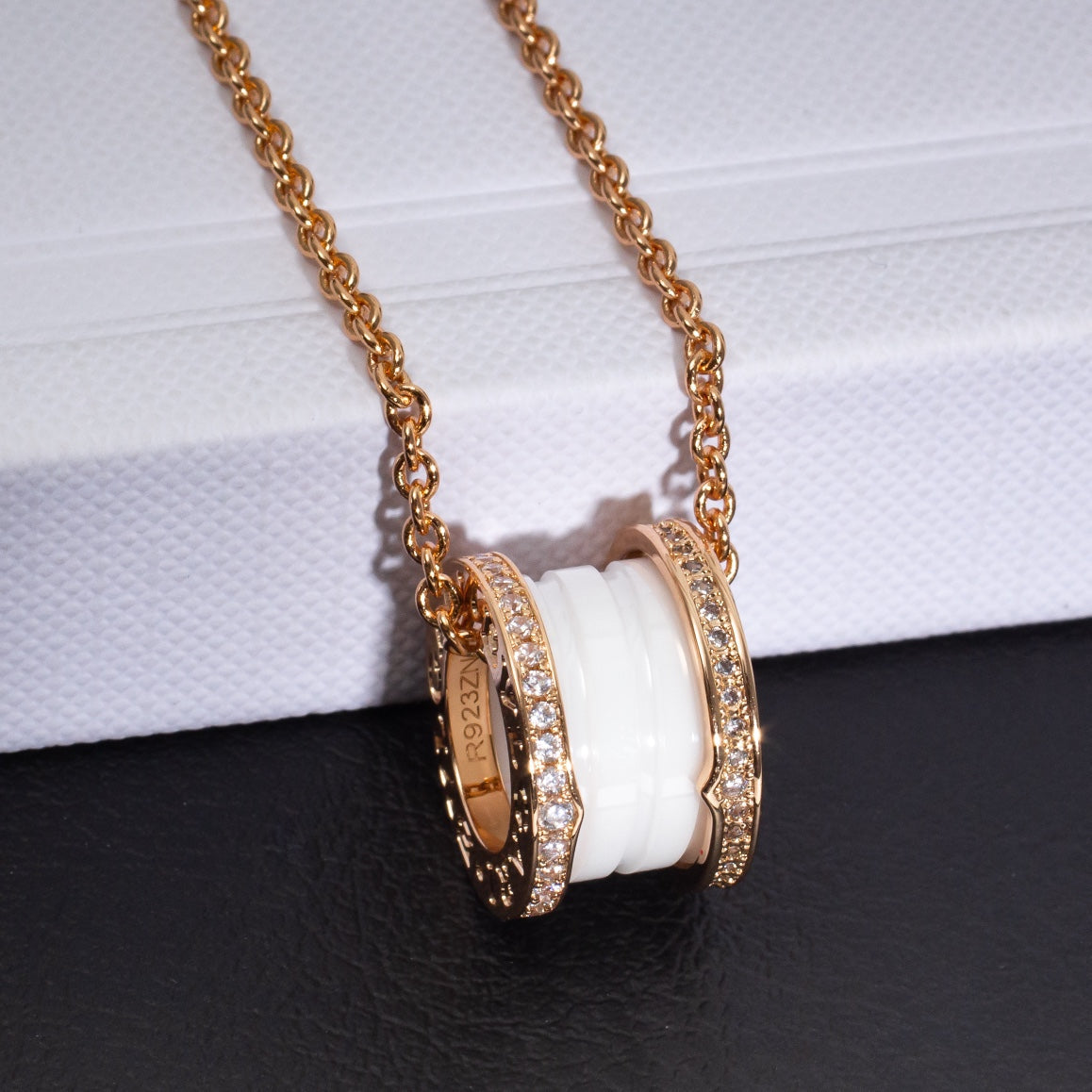 [OLIVIA]ZERO 1 WHITE CERAMIC PINK GOLD DIAMOND NECKLACE