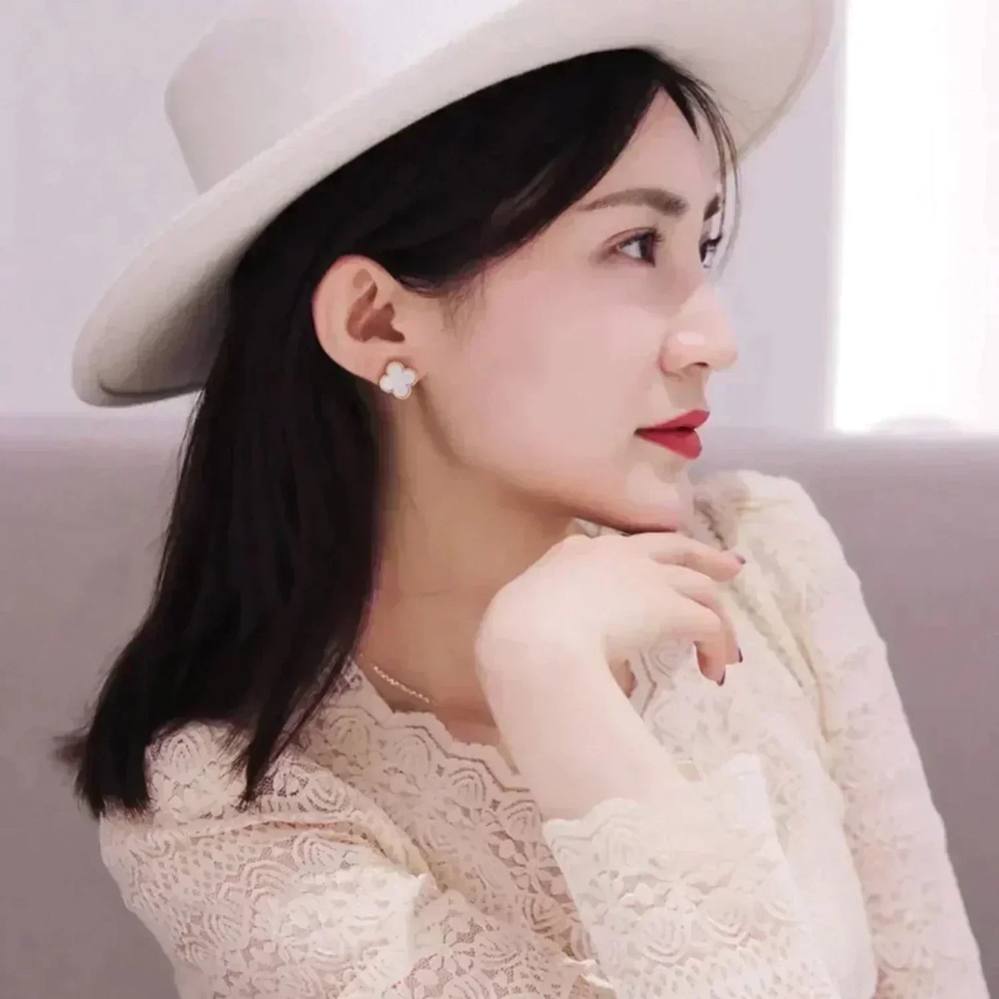 [Olivia Jewelry]CLOVER MEDIUM 1 MOTIFS  WHITE MOP STUD EARRINGS