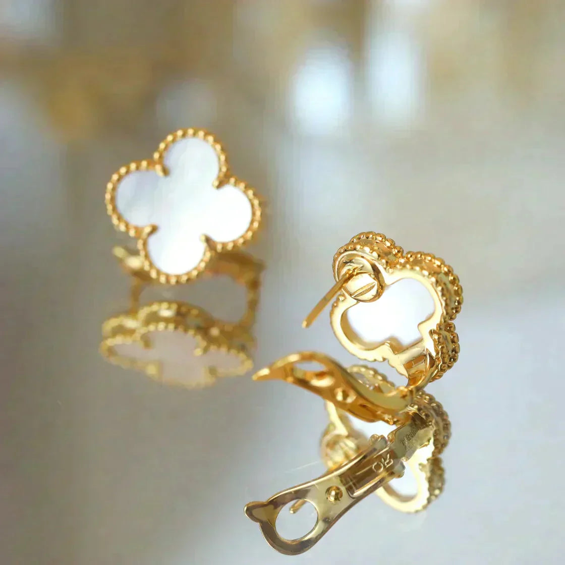[Olivia Jewelry]CLOVER MEDIUM 1 MOTIFS  WHITE MOP STUD EARRINGS