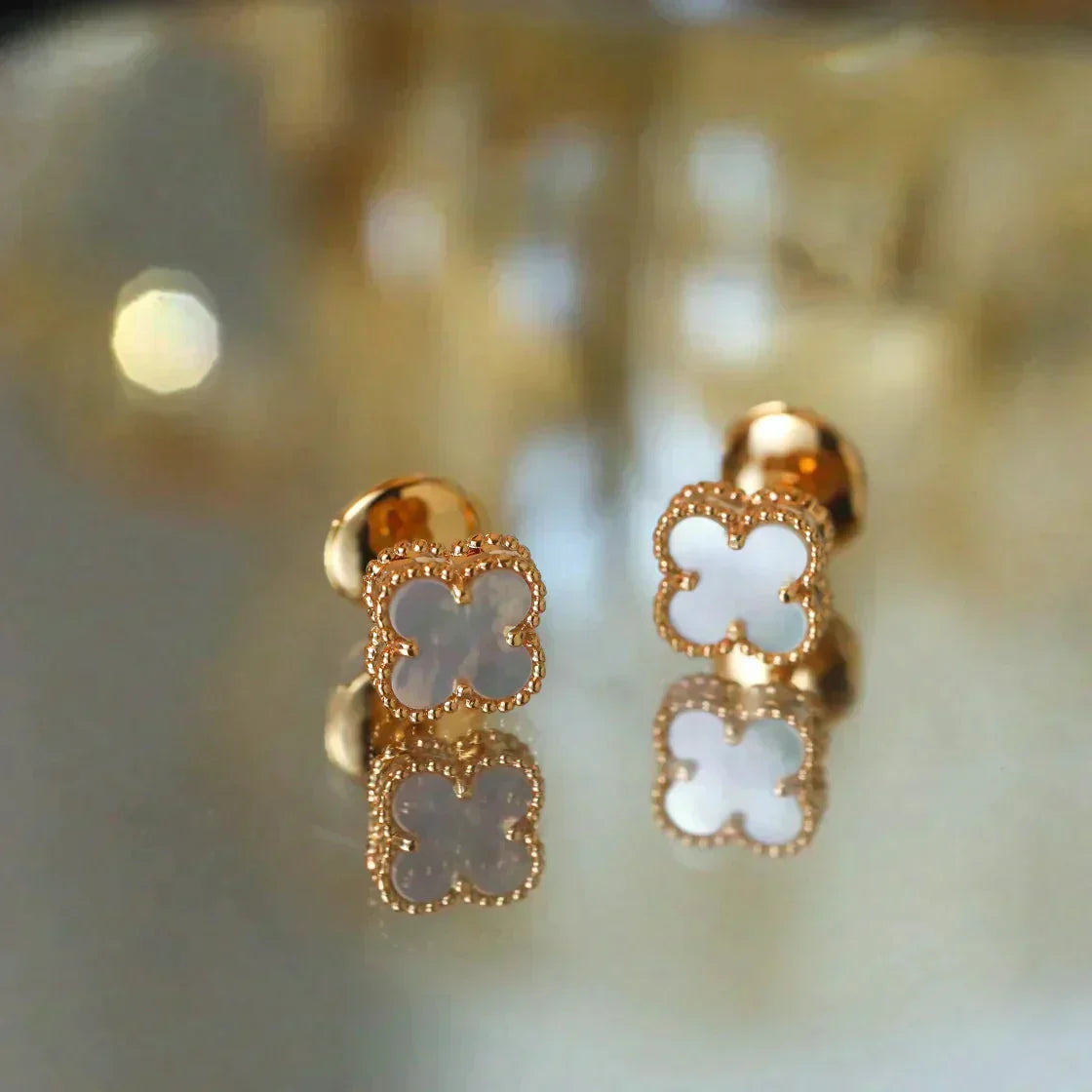 [Olivia Jewelry]CLOVER MINI 9.5MM WHITE MOP EARRINGS