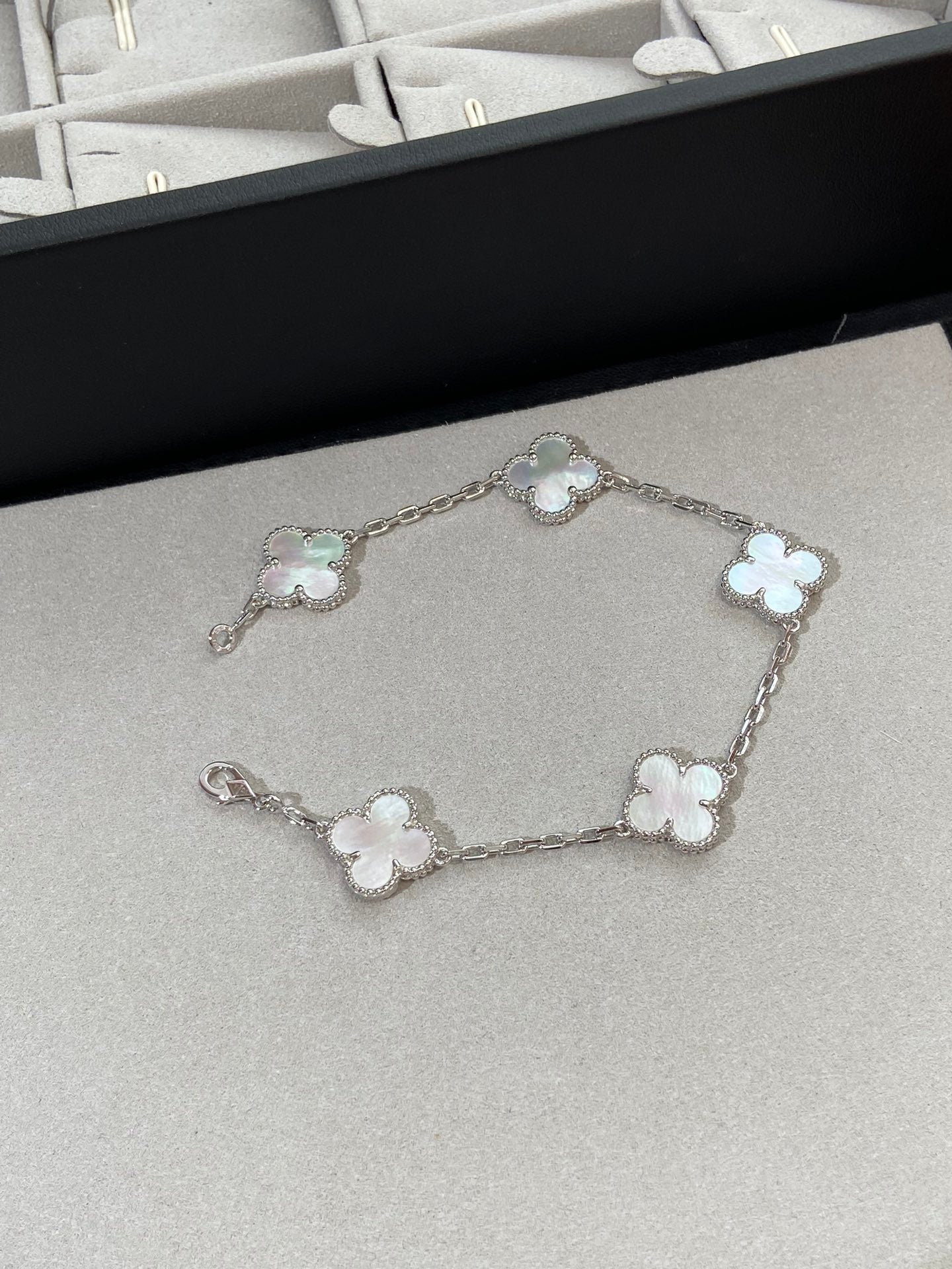 [Olivia JW]CLOVER SILVER MOP 5 MOTIF BRACELET