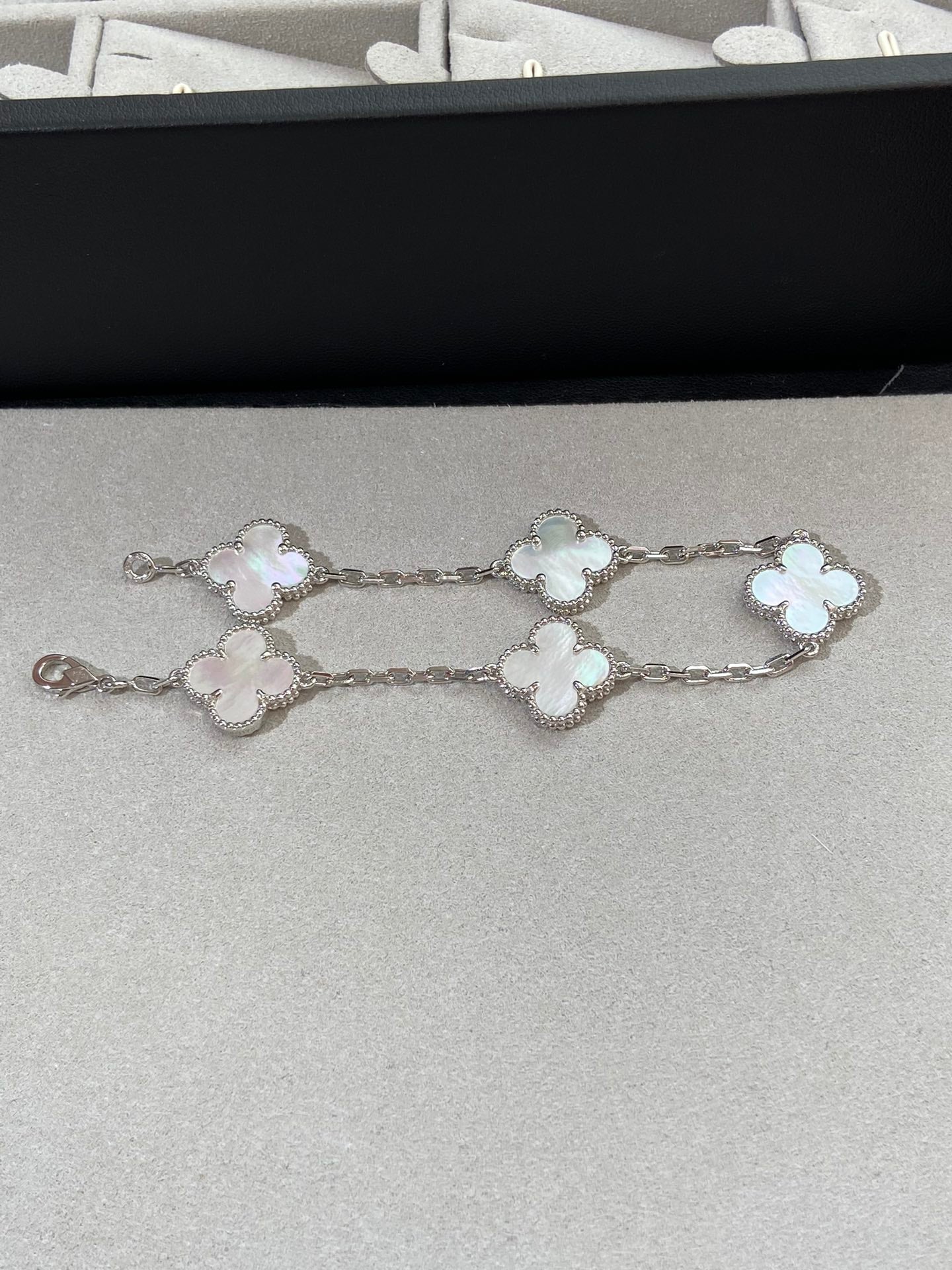 [Olivia JW]CLOVER SILVER MOP 5 MOTIF BRACELET