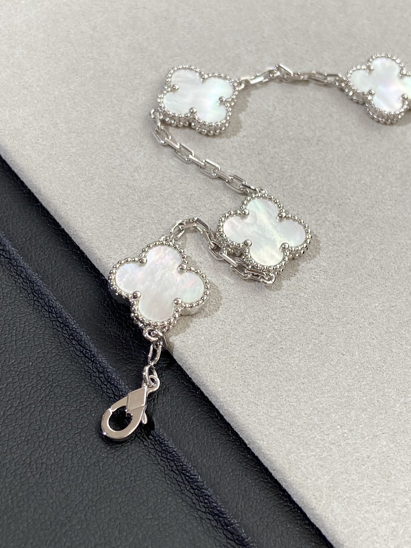 [Olivia JW]CLOVER SILVER MOP 5 MOTIF BRACELET