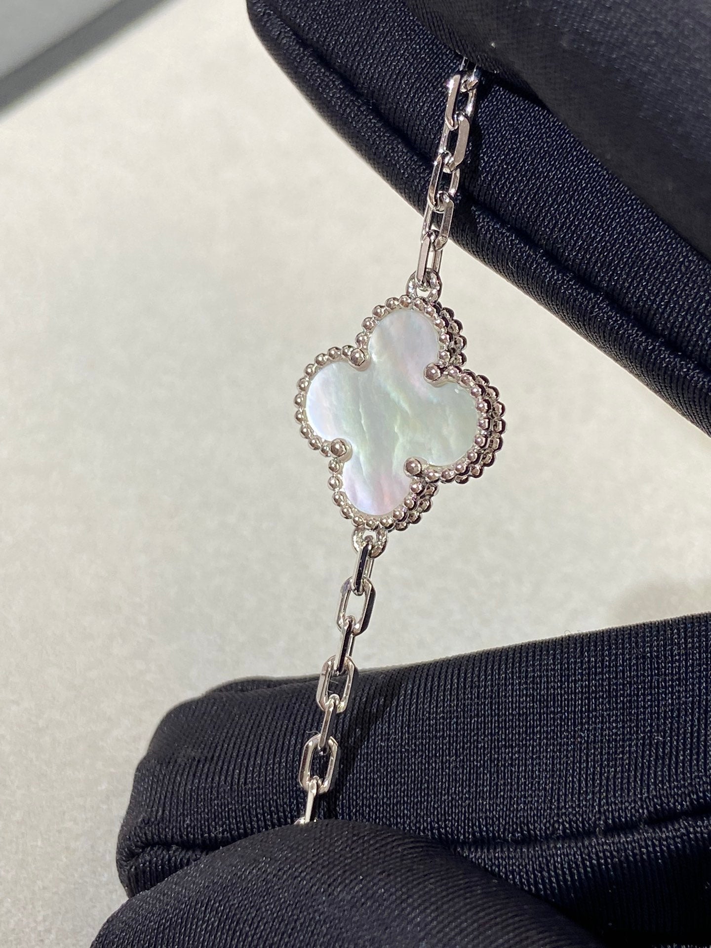 [Olivia JW]CLOVER SILVER MOP 5 MOTIF BRACELET