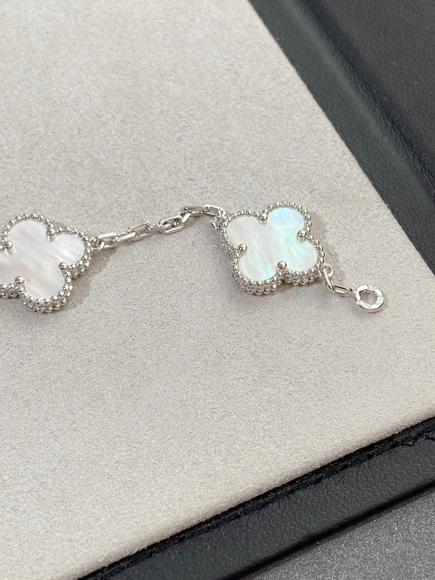 [Olivia JW]CLOVER SILVER MOP 5 MOTIF BRACELET