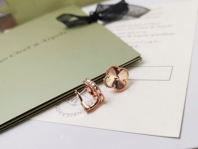 [Olivia Jewelry]CLOVER MEDIUM STUD EARRINGS