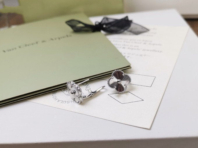 [Olivia Jewelry]CLOVER MEDIUM STUD EARRINGS