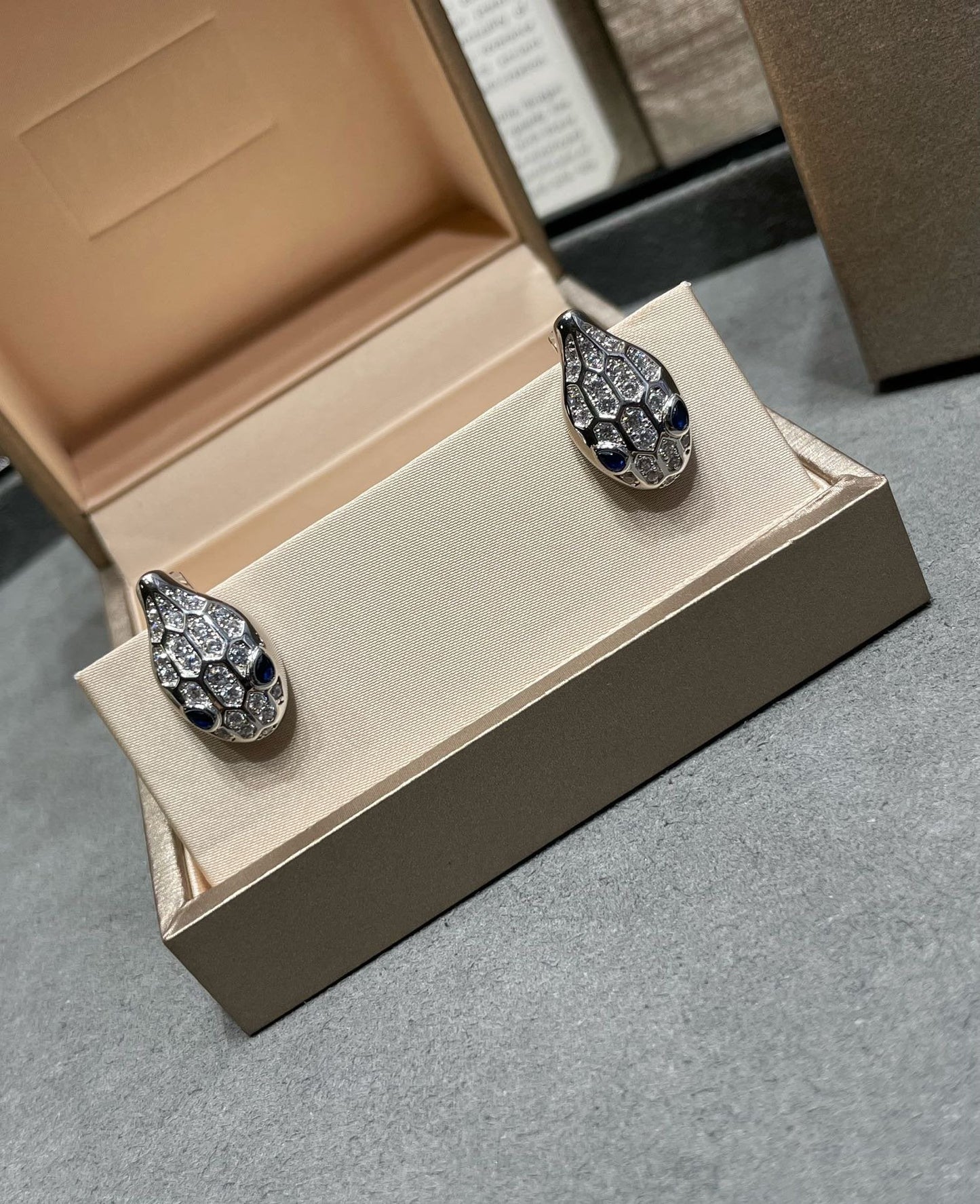 [OLIVIA]SERPENT DIAMOND STUD EARRINGS