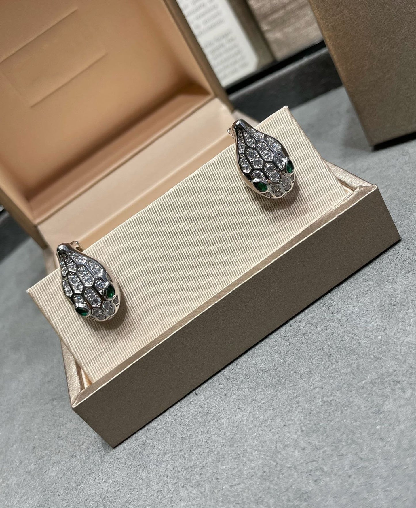 [OLIVIA]SERPENT DIAMOND STUD EARRINGS