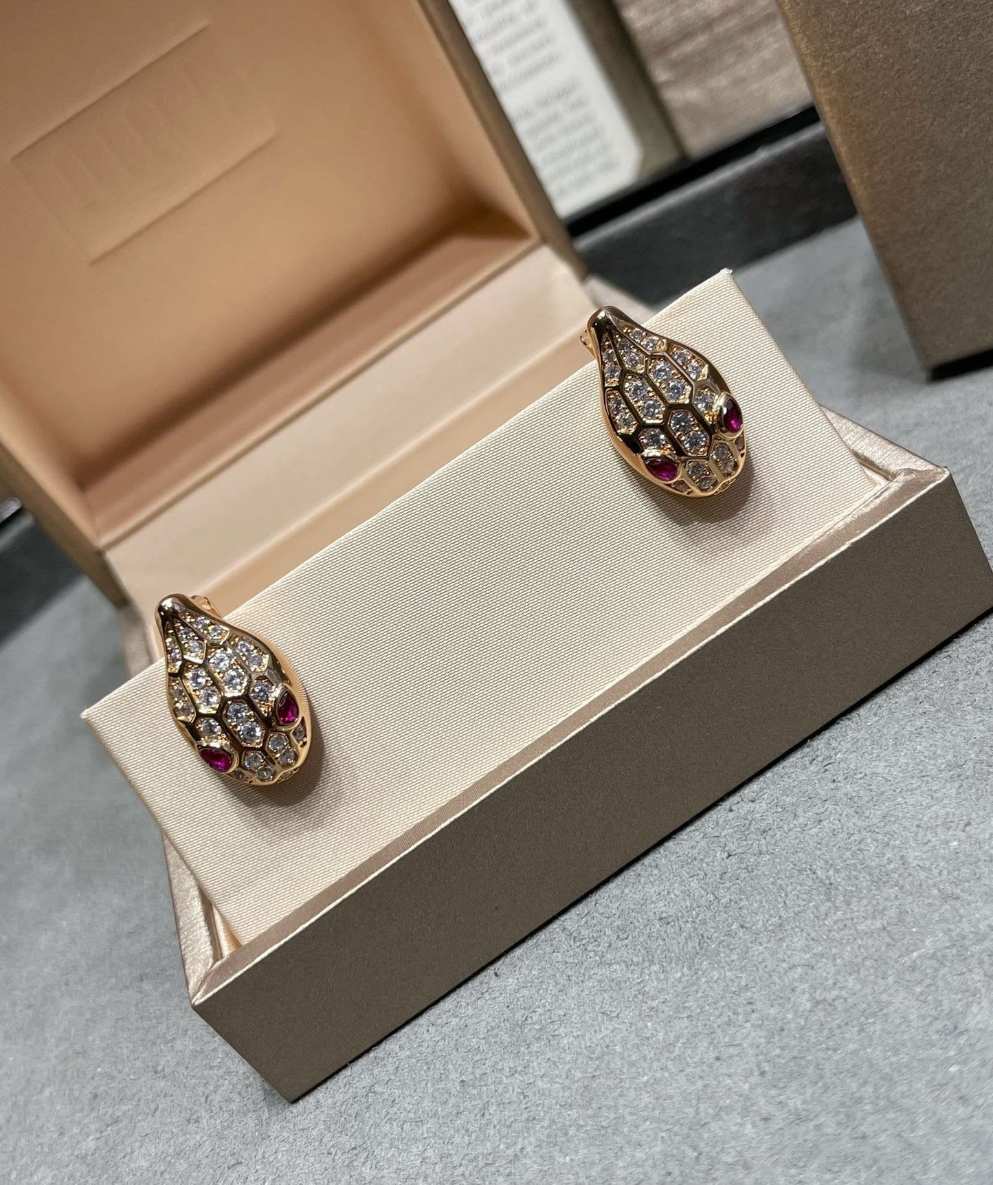 [OLIVIA]SERPENT DIAMOND STUD EARRINGS