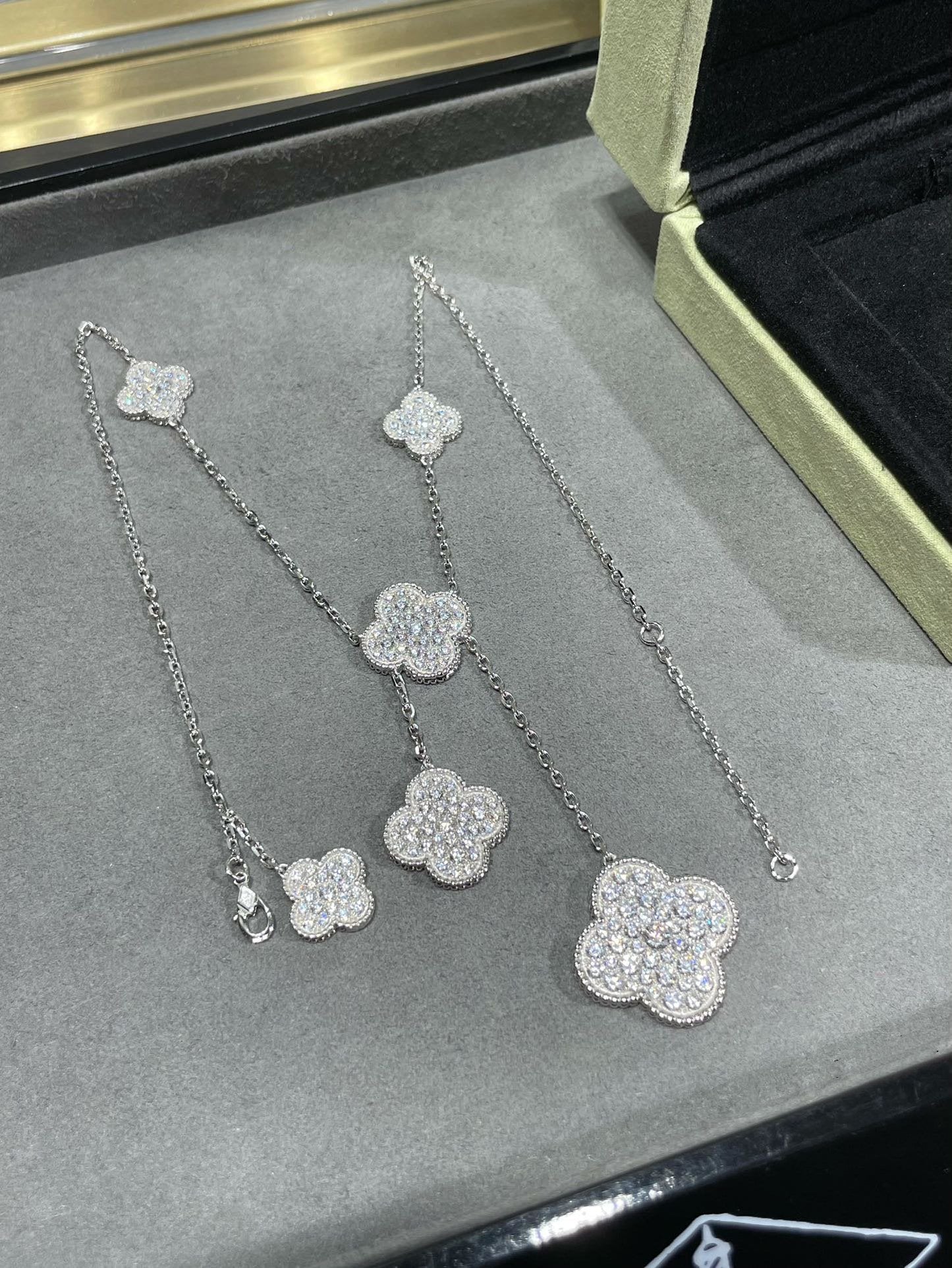 [Olivia Jewelry]CLOVER 6 MOTIF DIAMOND PAVED NECKLACE