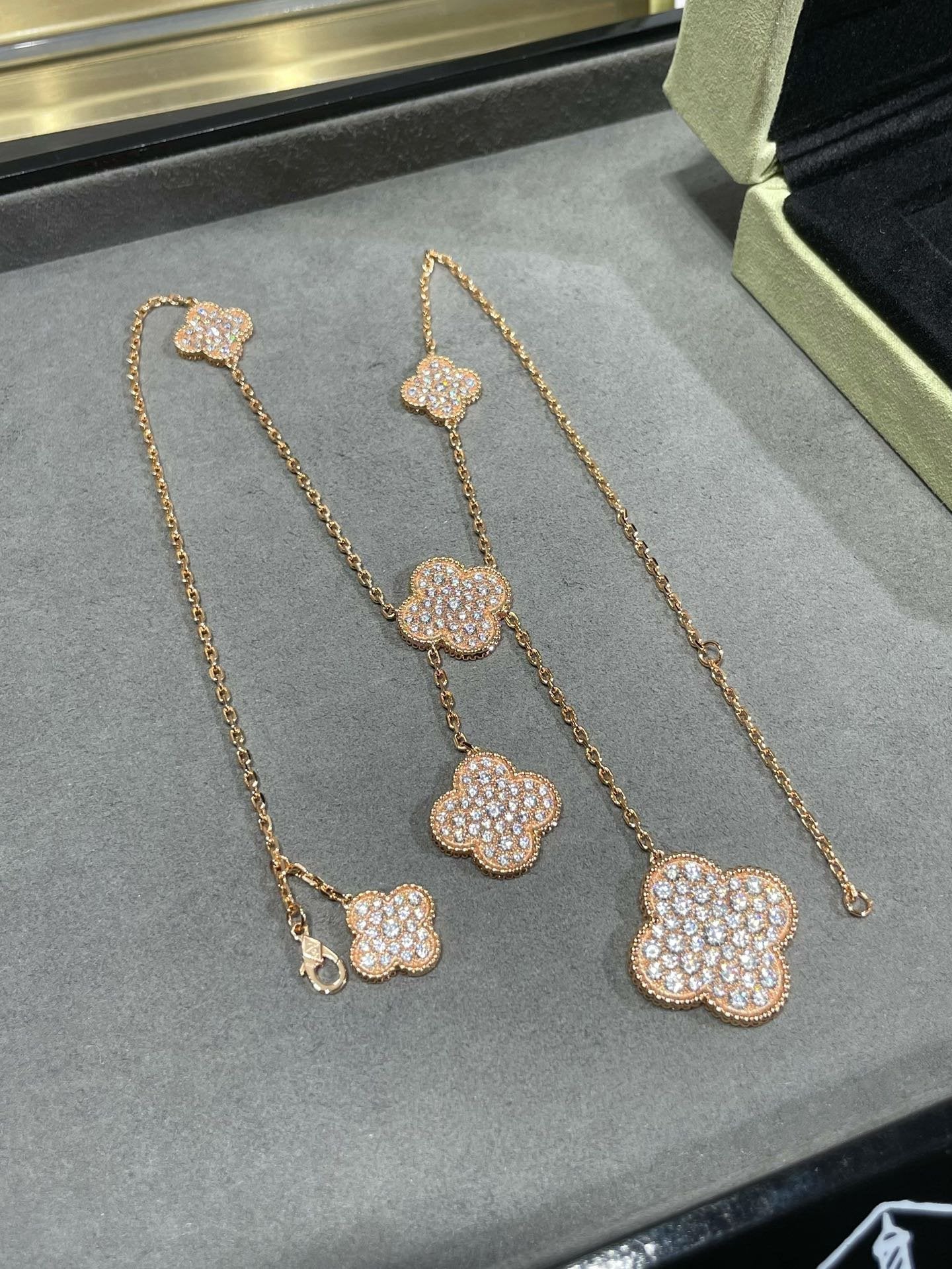 [Olivia Jewelry]CLOVER 6 MOTIF DIAMOND PAVED NECKLACE