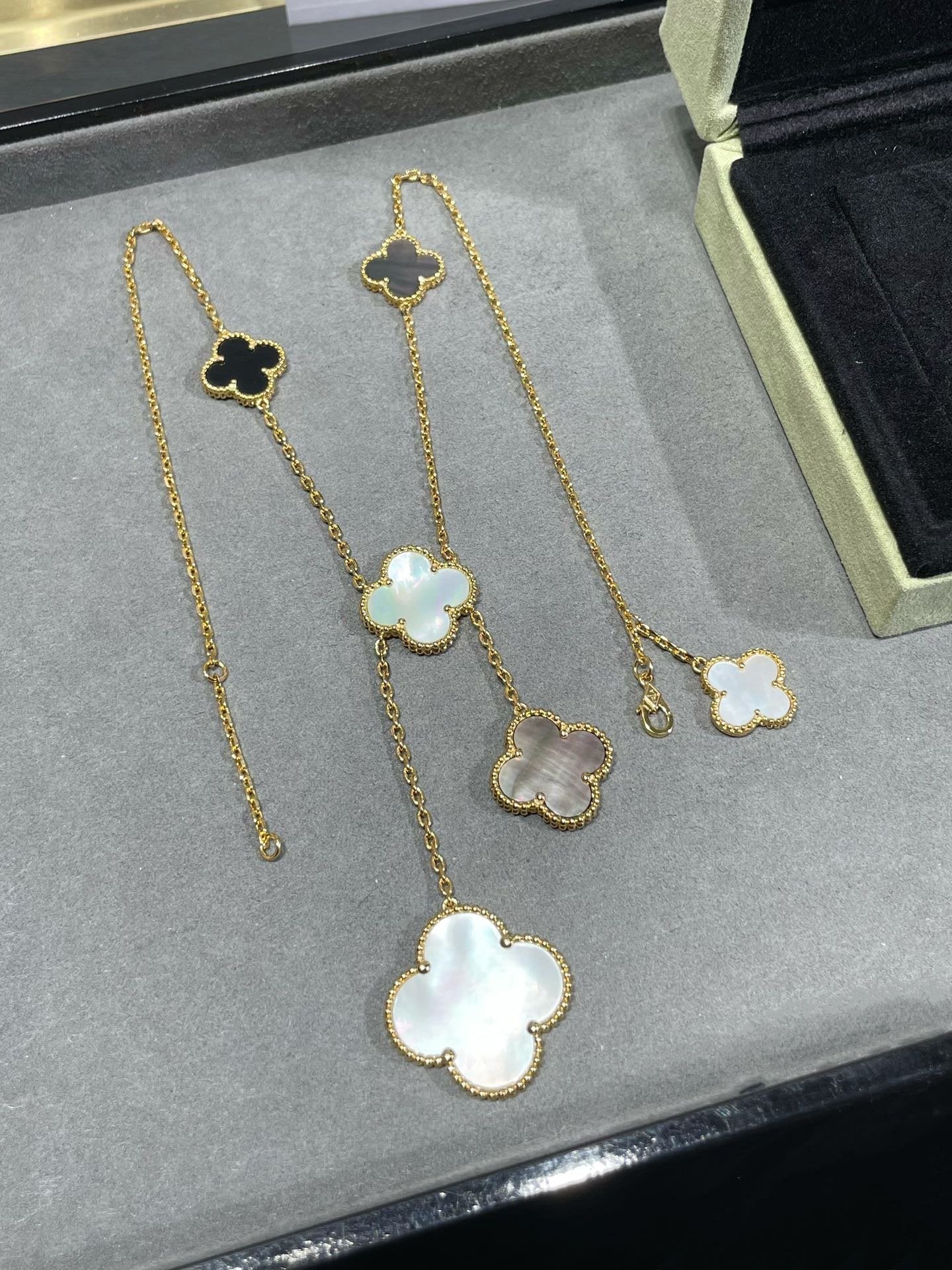 [Olivia Jewelry]CLOVER 6 MOTIF MOP ONYX GOLD NECKLACE