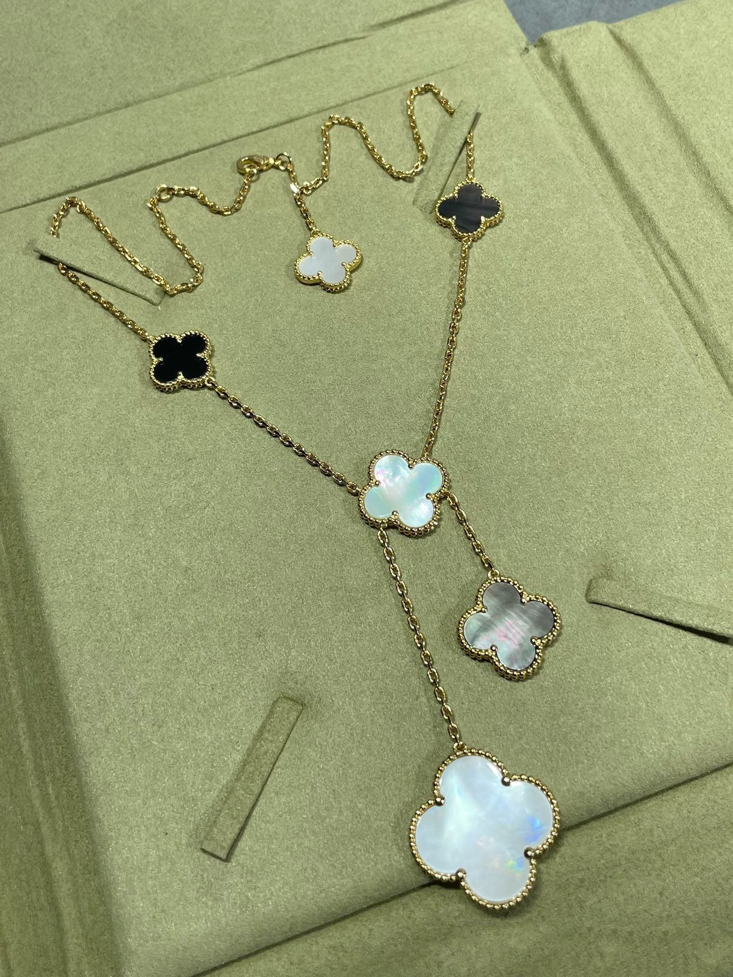 [Olivia Jewelry]CLOVER 6 MOTIF MOP ONYX GOLD NECKLACE