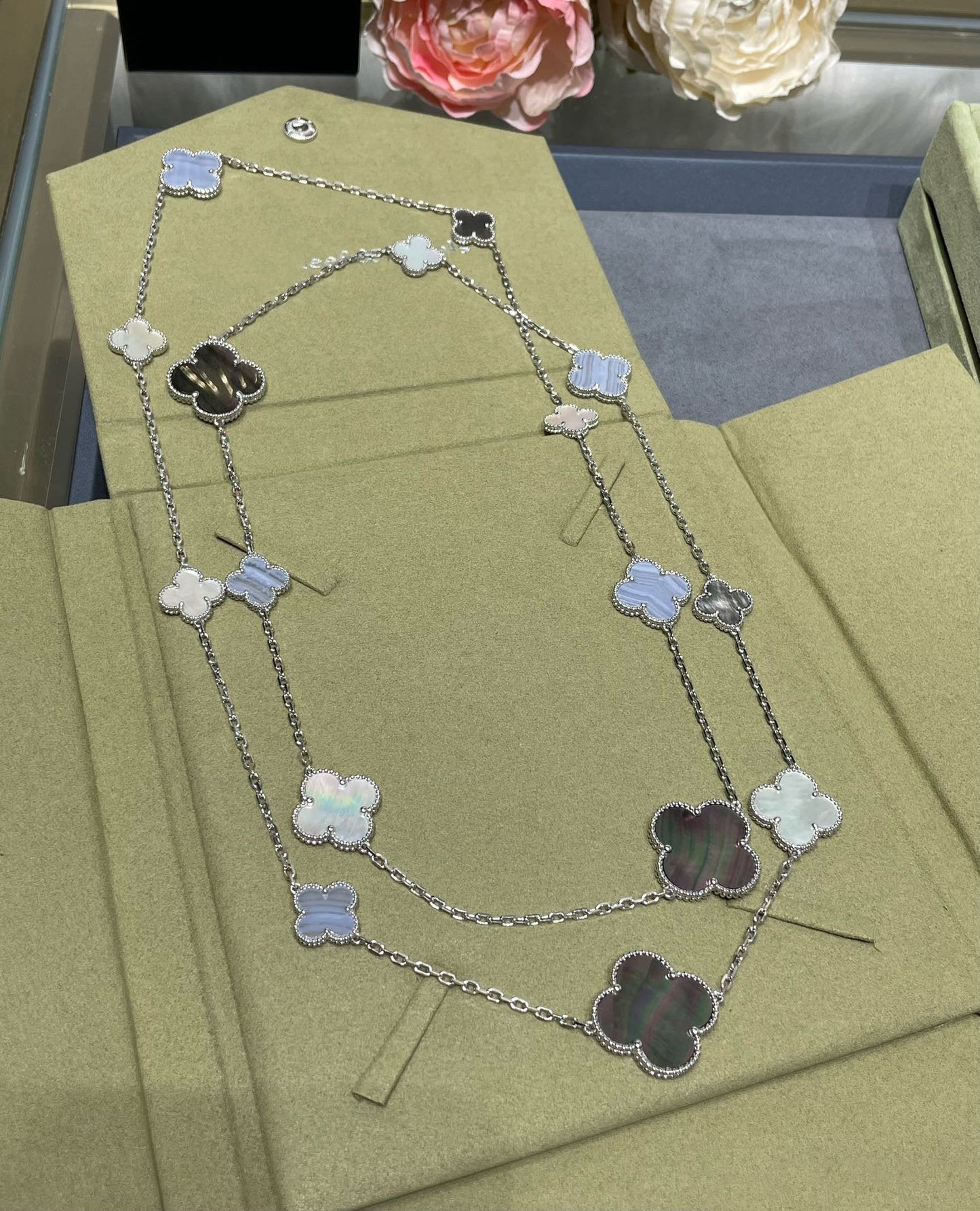 [Olivia Jewelry]CLOVER 16 MOTIF CHALCEDONY MOP SILVER NECKLACE