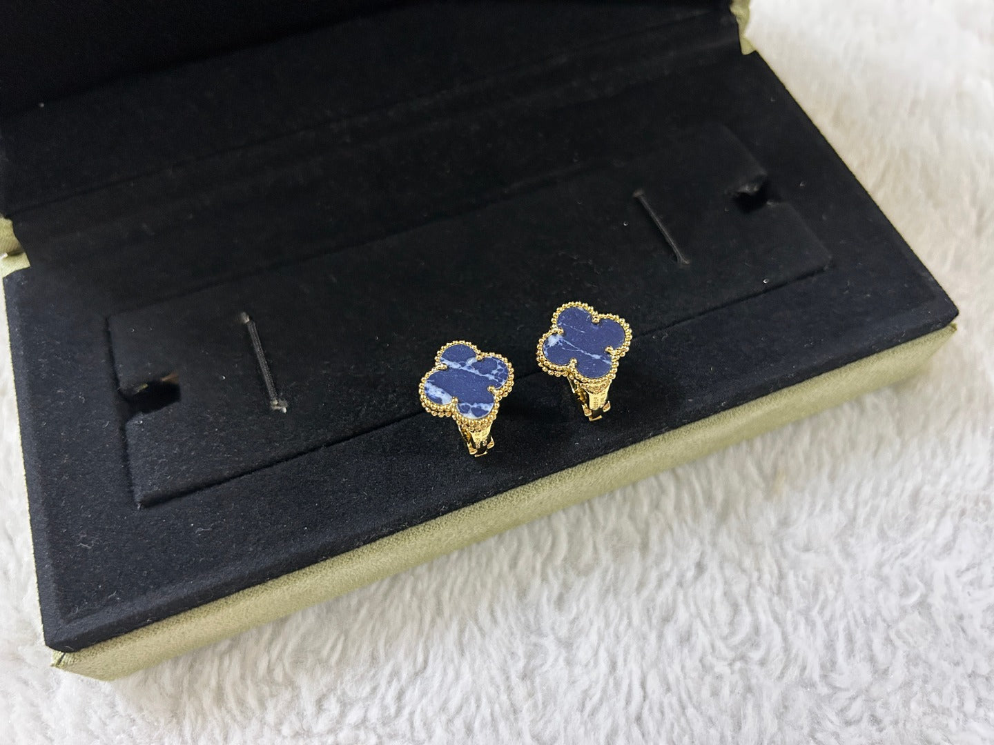 [Olivia Jewelry]CLOVER PIETERSITE MEDIUM STUD EARRINGS