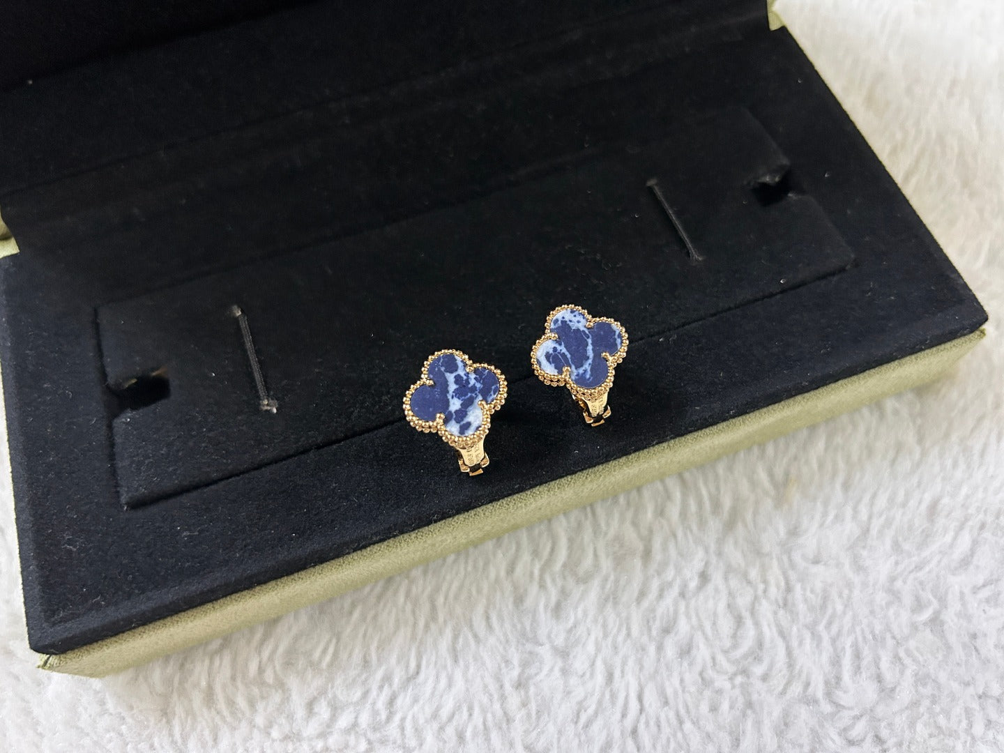 [Olivia Jewelry]CLOVER PIETERSITE MEDIUM STUD EARRINGS