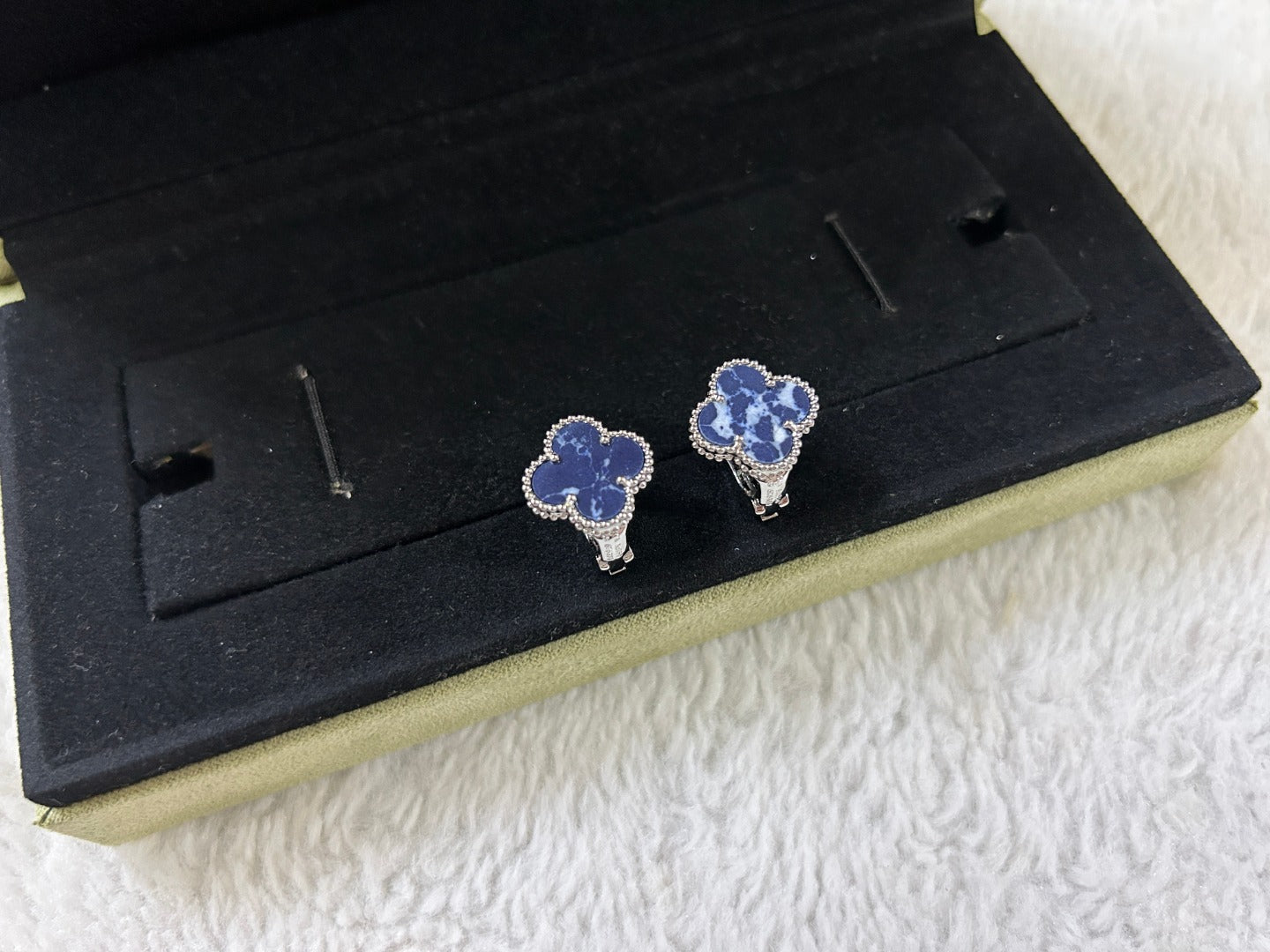 [Olivia Jewelry]CLOVER PIETERSITE MEDIUM STUD EARRINGS