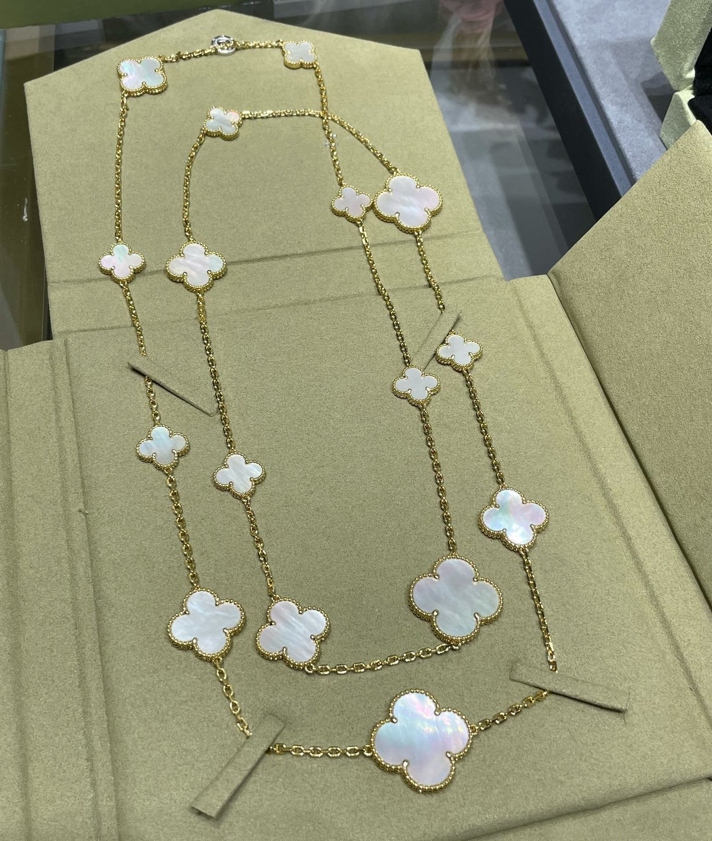 [Olivia Jewelry]CLOVER 16 MOTIF WHITE MOP GOLD NECKLACE