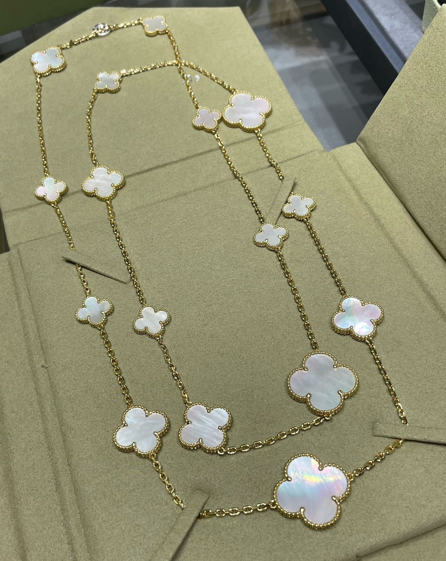 [Olivia Jewelry]CLOVER 16 MOTIF WHITE MOP GOLD NECKLACE