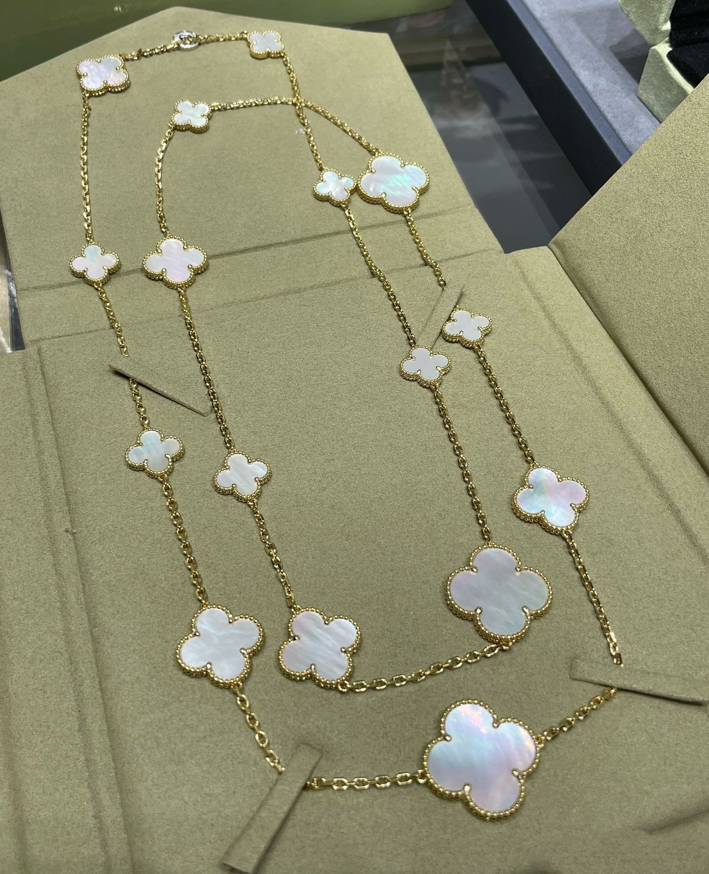 [Olivia Jewelry]CLOVER 16 MOTIF WHITE MOP GOLD NECKLACE
