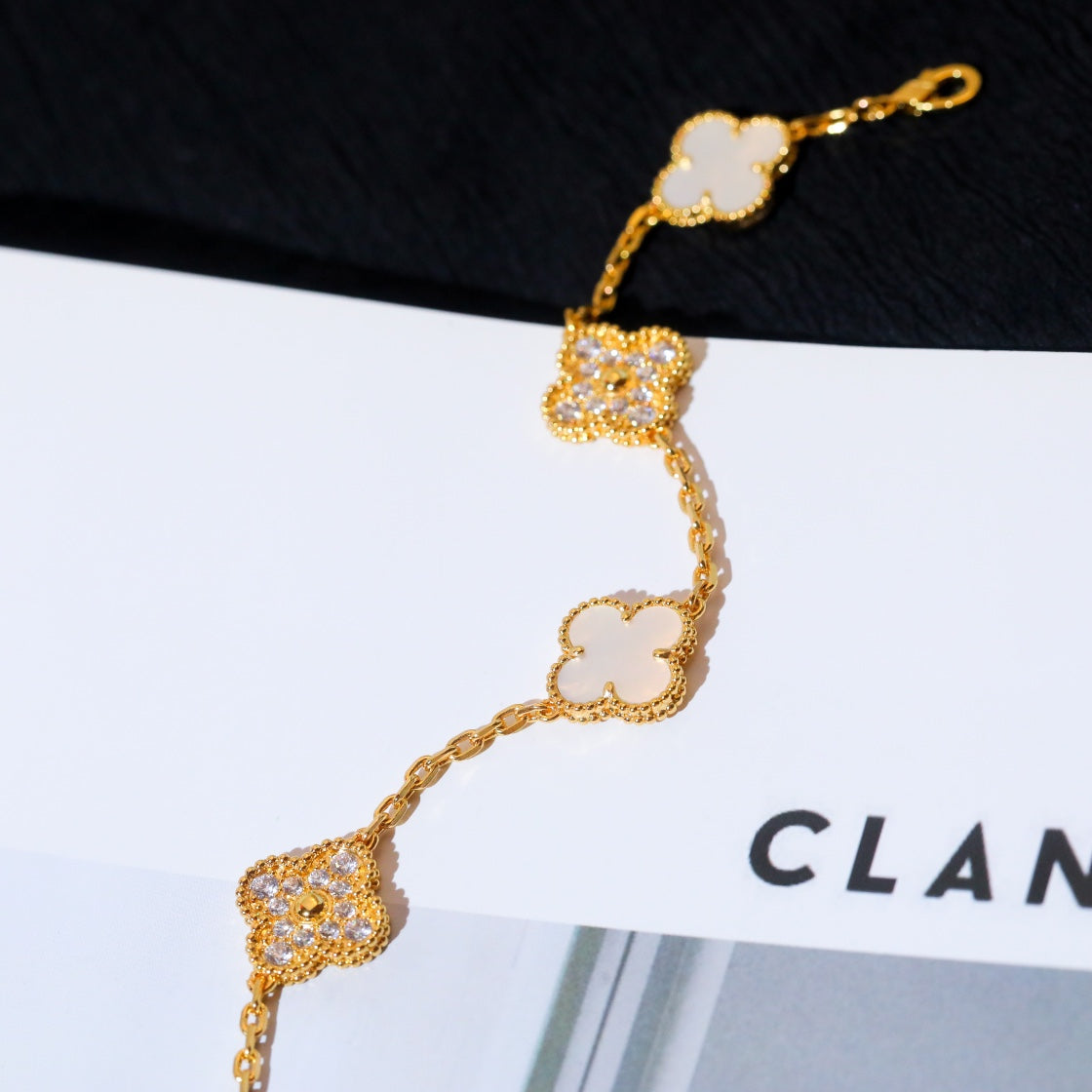 [Olivia JW]CLOVER BRACELET 5 MOTIF WHITE MOP DIAMOND