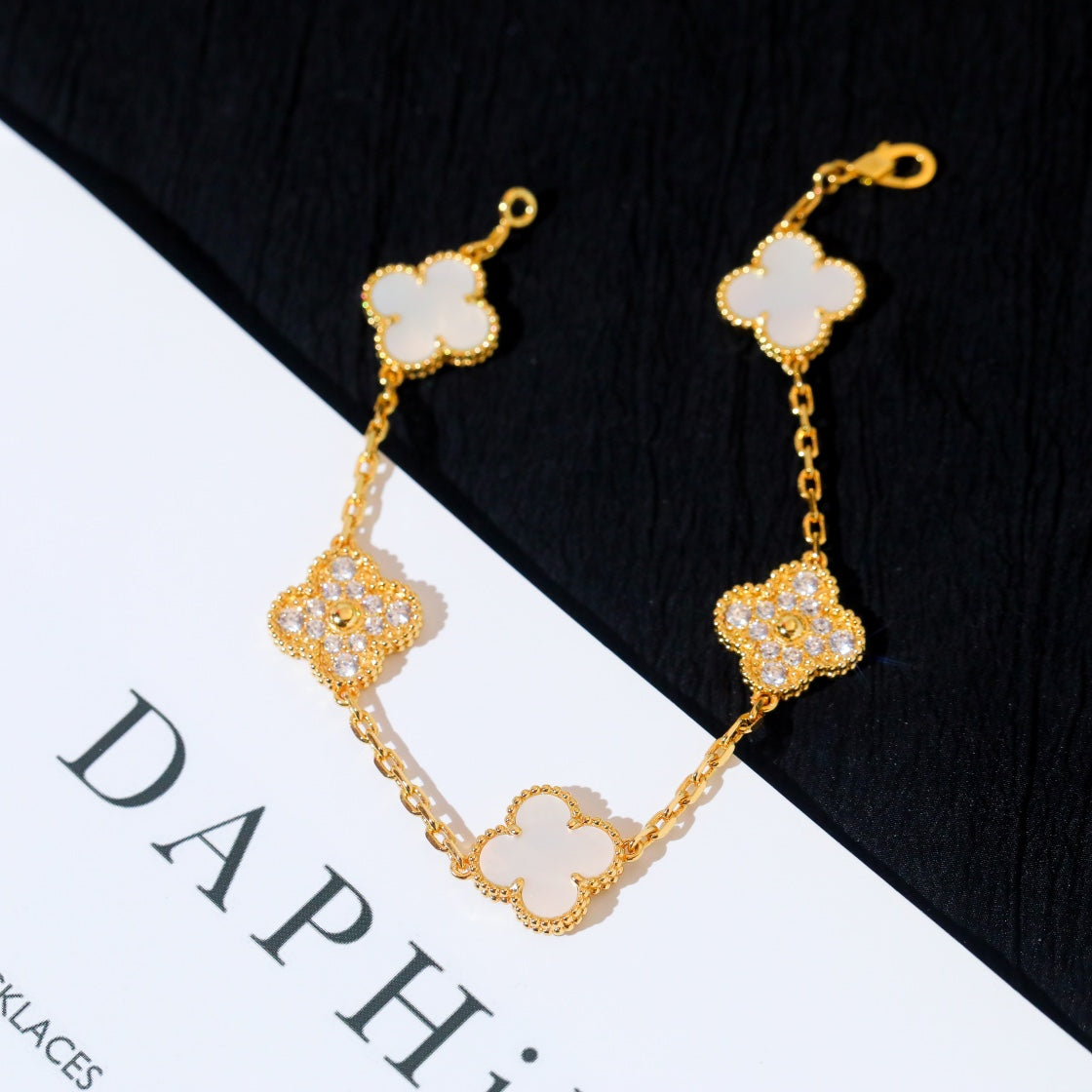 [Olivia JW]CLOVER BRACELET 5 MOTIF WHITE MOP DIAMOND