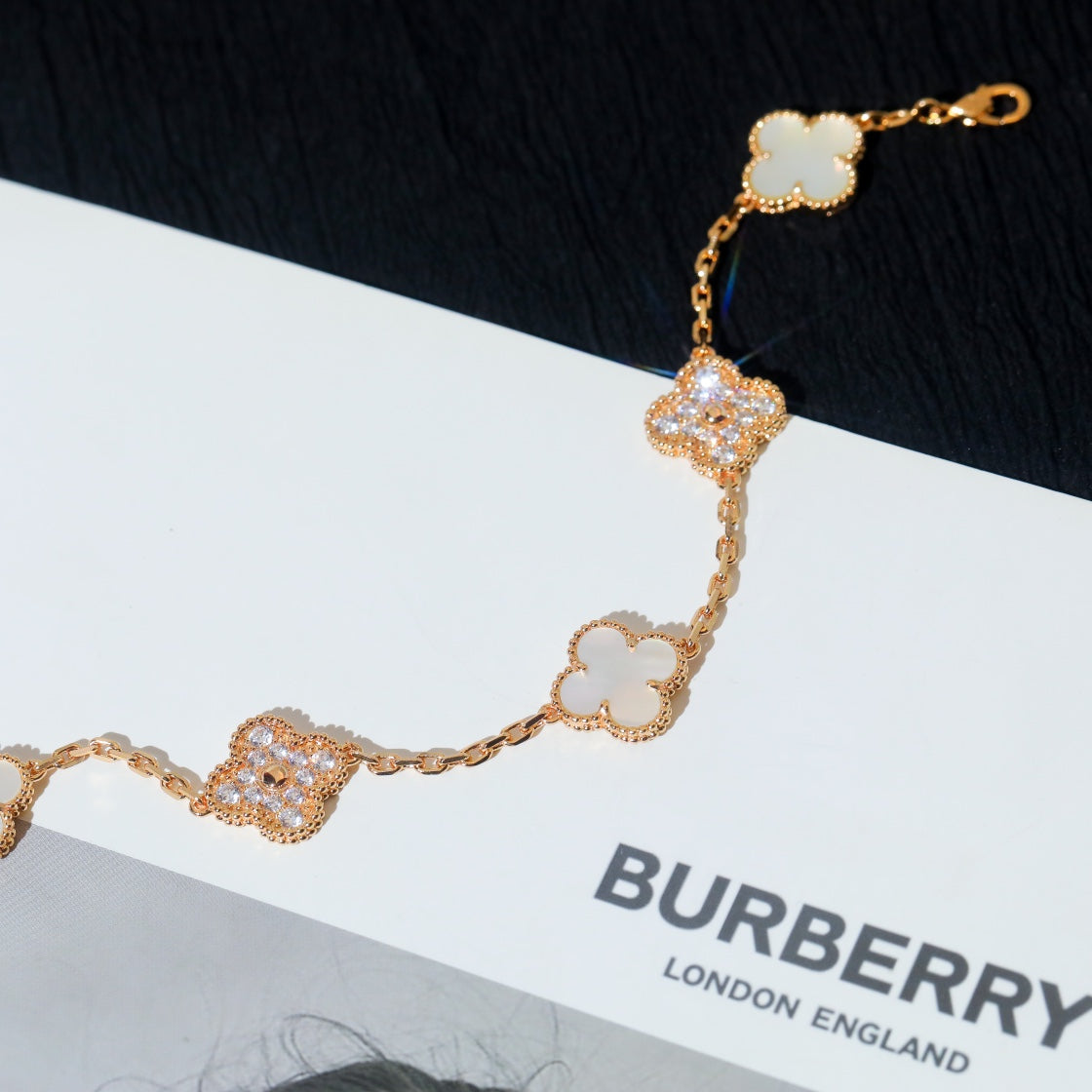 [Olivia JW]CLOVER BRACELET 5 MOTIF WHITE MOP DIAMOND