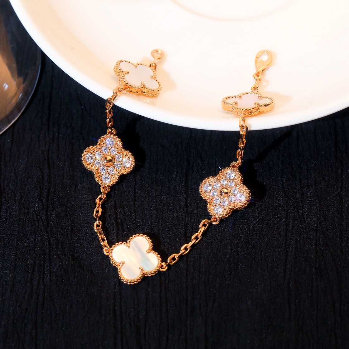 [Olivia JW]CLOVER BRACELET 5 MOTIF WHITE MOP DIAMOND