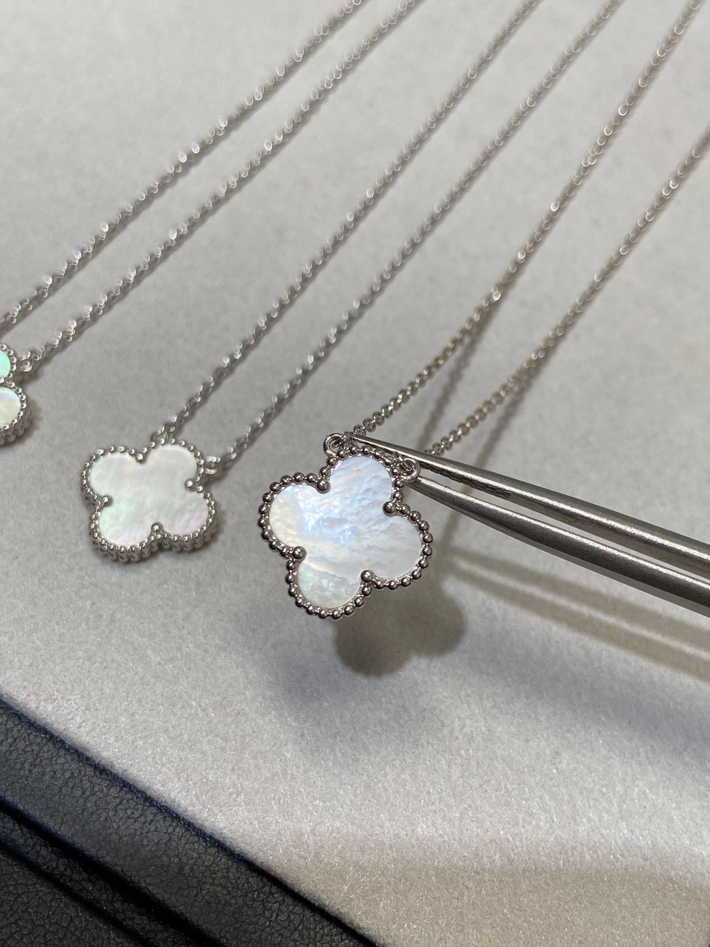 [Olivia Jewelry]CLOVER 15MM MEDIUM WHITE MOP NECKLACE