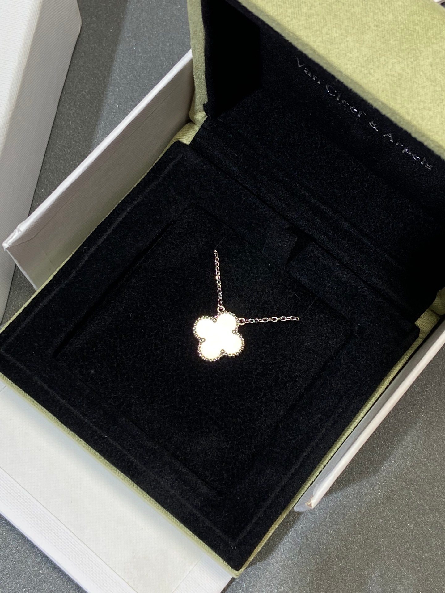 [Olivia Jewelry]CLOVER 15MM MEDIUM WHITE MOP NECKLACE