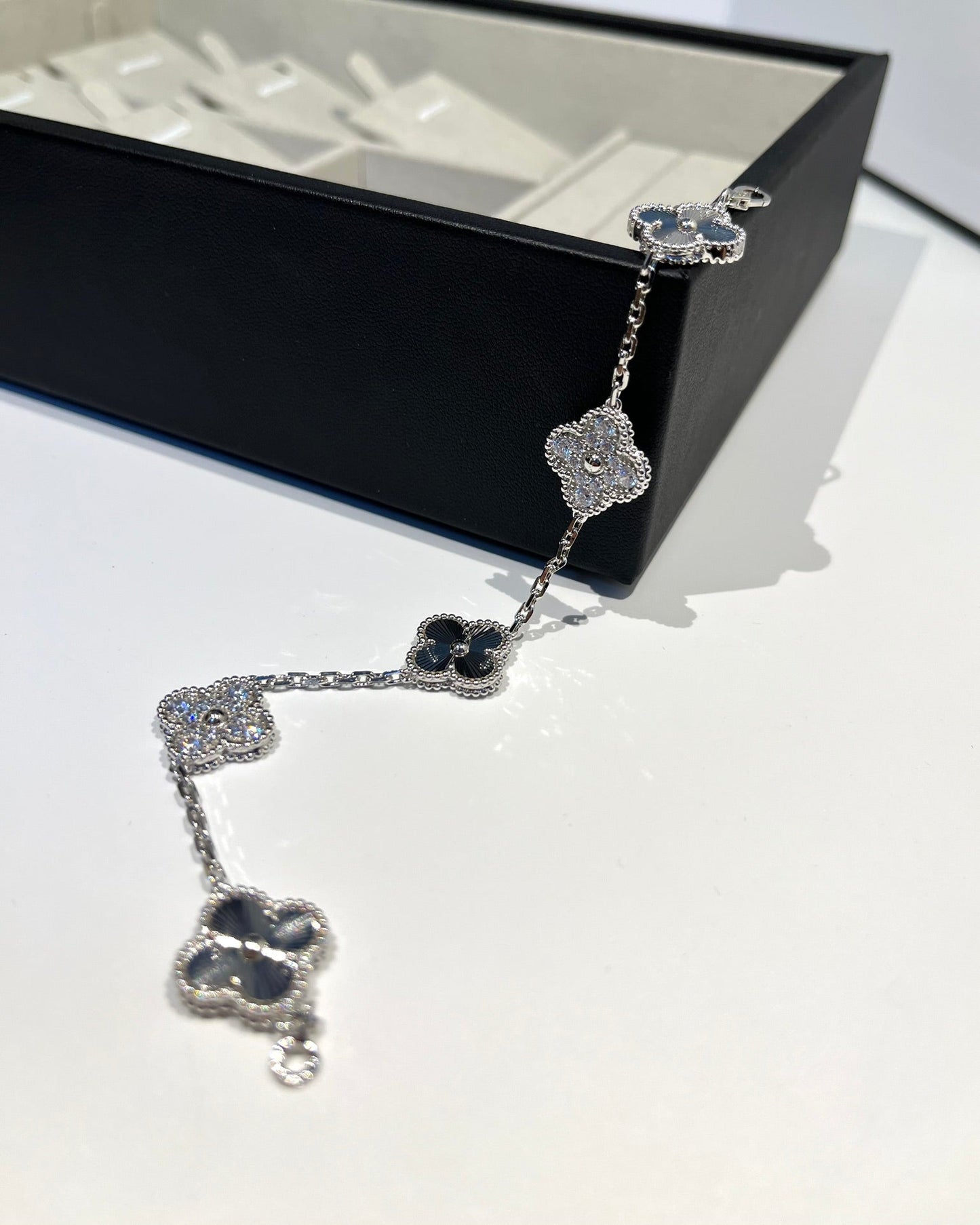 [Olivia JW]CLOVER 5 MOTIF SILVER DIAMOND BRACELET