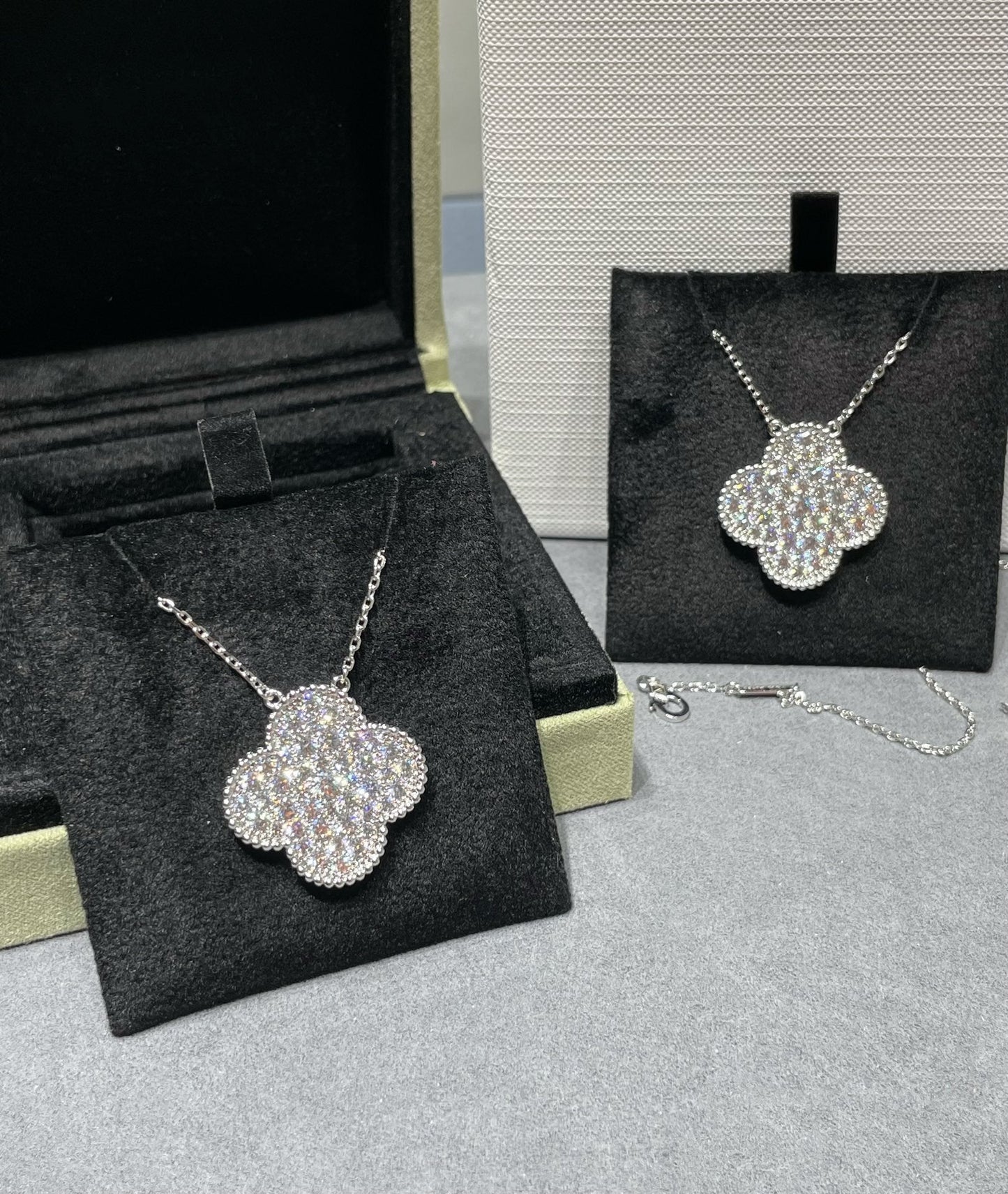 [Olivia Jewelry]CLOVER 25MM LARGE PENDANT DIAMOND PAVED SILVER NECKLACE