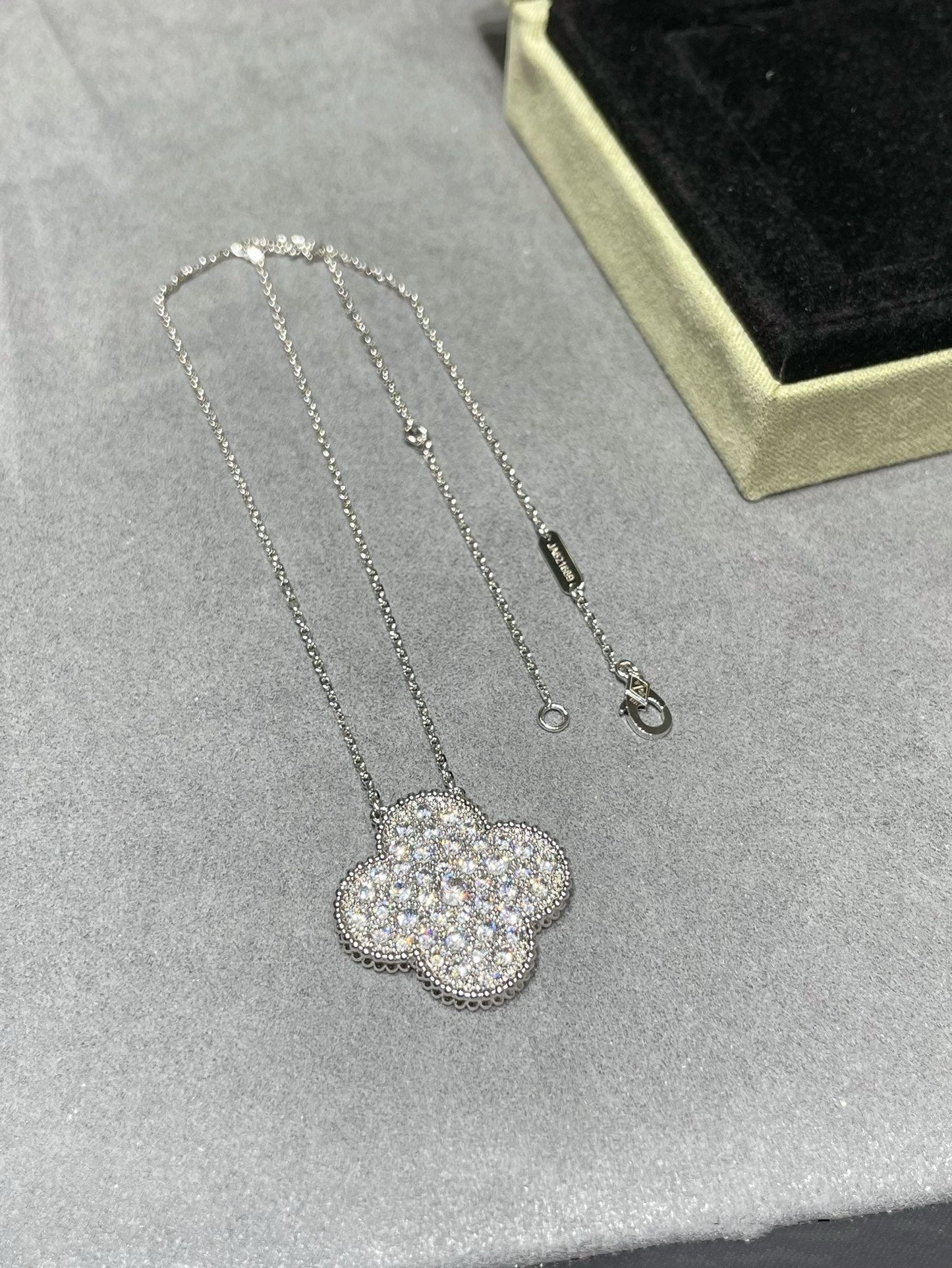 [Olivia Jewelry]CLOVER 25MM LARGE PENDANT DIAMOND PAVED SILVER NECKLACE