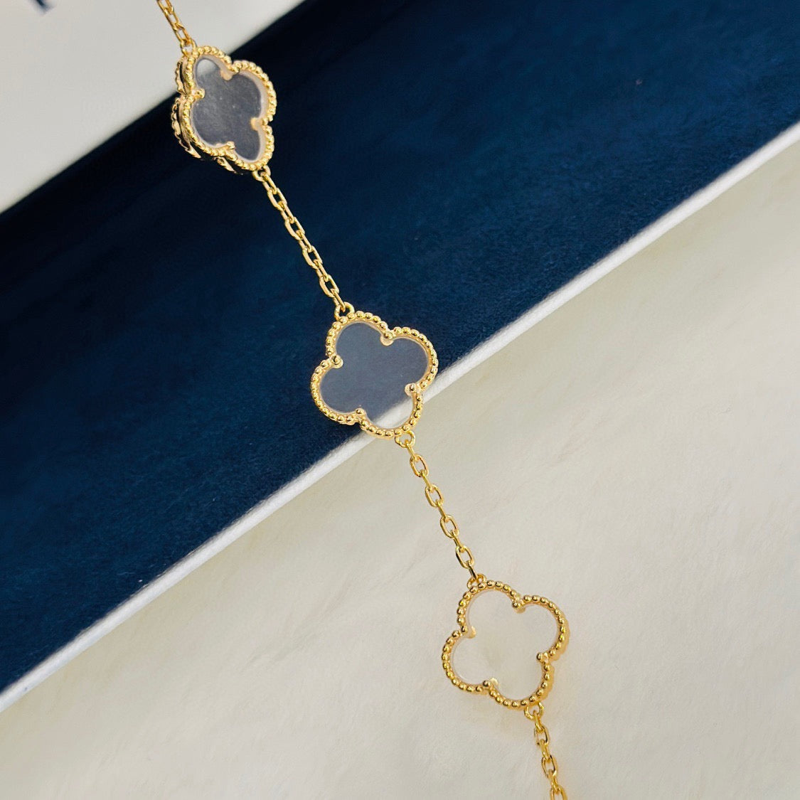 [Olivia JW]CLOVER 5 MOTIF ROCK CRYSTAL PINK GOLD BRACELET