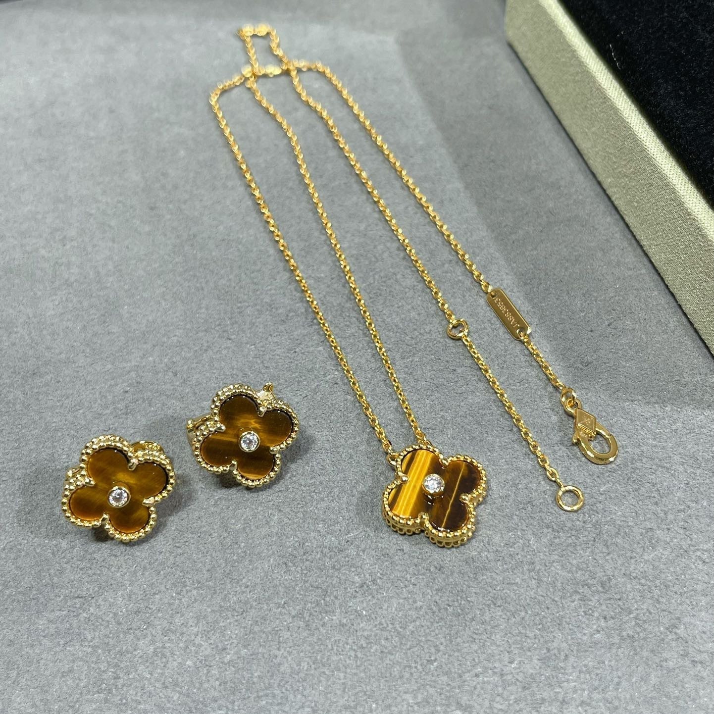 [Olivia Jewelry]CLOVER 15MM DIAMOND AND YELLOW TIGER'S EYE AGATE necklace