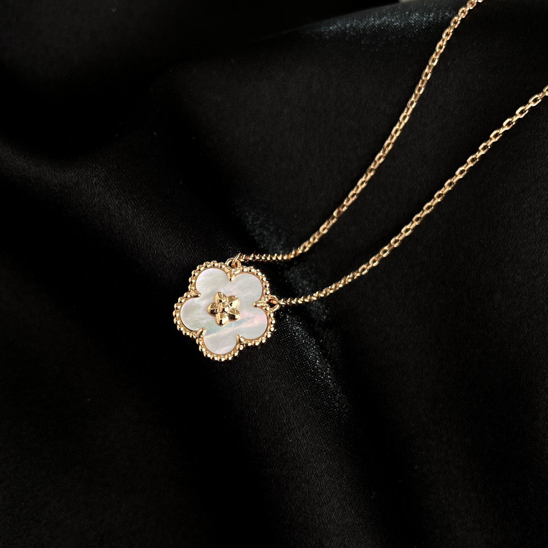[Olivia Jewelry]LUCKY  WHITE MOP  PLUM BLOSSOM NECKLACE